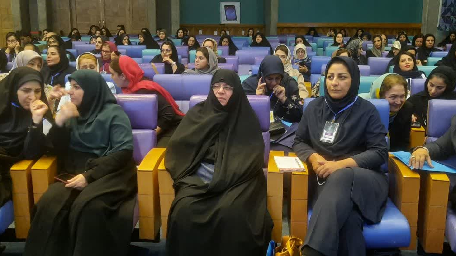 حضورمفتح زاده مدیرکل امورزنان وخانواده استانداری به همراه کارشناس اقتصادی دفتردرهمایش بین المللی