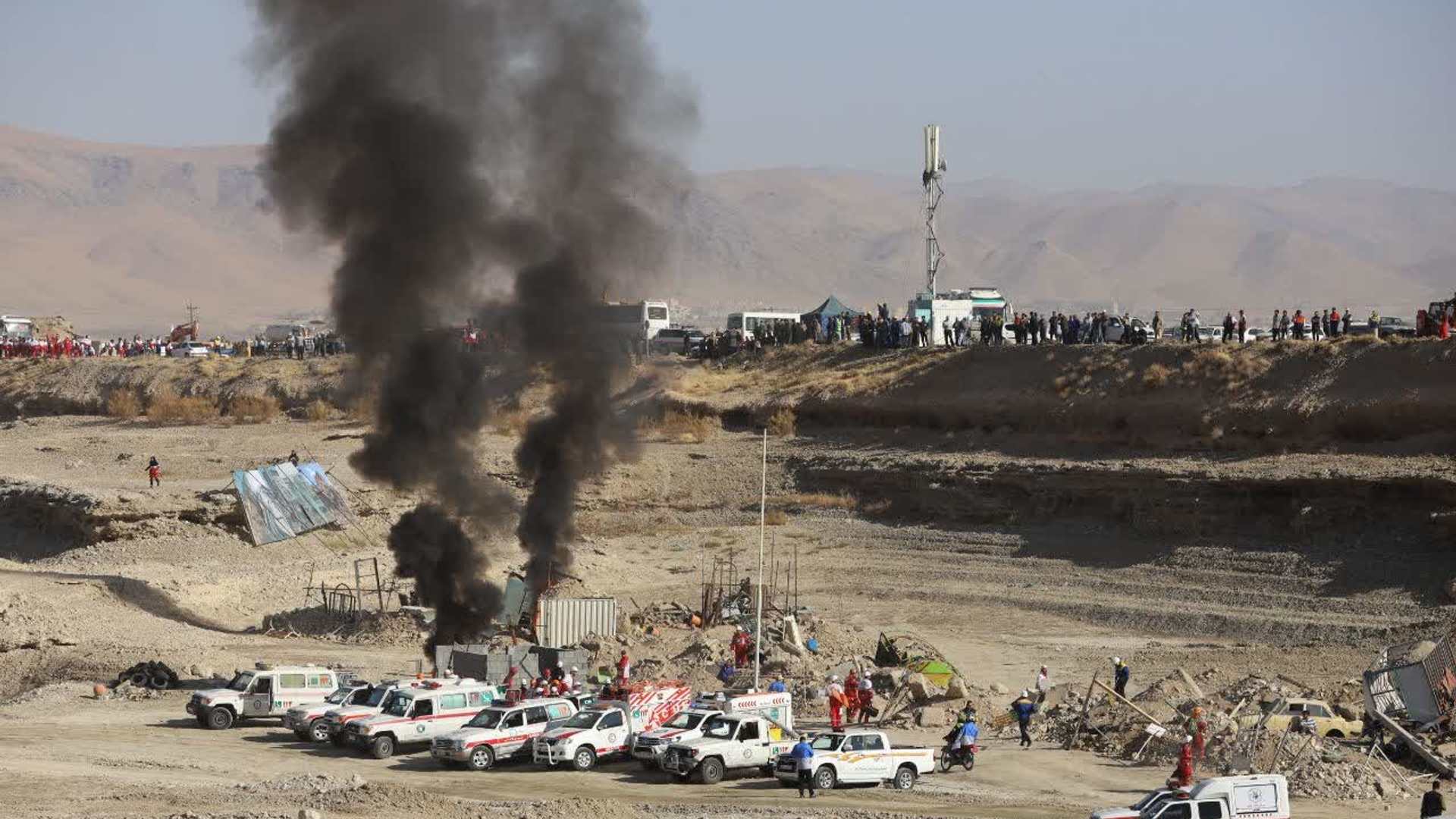 مانور ترکیبی «اقتدار آفتاب» در استان مرکزی برگزار شد

ارزیابی توان امدادی و عملیاتی دستگاه‌های عضو ستاد مدیریت بحران استان در منطقه کوکبیه شازند

مانور بزرگ و تمام‌عیار ترکیبی مدیریت بحران استان مرکزی با عنوان «اقتدار آفتاب» صبح امروز در منطقه کوکبیه شهرستان شازند آغاز شد.
این مانور با حضور دکتر حسین ساجدی‌نیا، رئیس سازمان و دبیر شورای عالی مدیریت بحران کشور، دکتر مهدی زندیه‌وکیلی، استاندار مرکزی، مرتضی میری، سرپرست اداره کل مدیریت بحران استان، فرمانداران، مدیران کل، فرماندهان نظامی و انتظامی و اعضای ستاد مدیریت بحران استان در حال برگزاری است.

در این رزمایش، سناریوهای مختلف ازجمله مقابله با زلزله، سیل، آتش‌سوزی، نشت مواد خطرناک و عملیات آواربرداری به اجرا درآمده و توان هماهنگی، امدادی و عملیاتی دستگاه‌های عضو ستاد مدیریت بحران استان مورد پایش و ارزیابی قرار می‌گیرد.

در مانور اقتدار آفتاب، بیش از دو هزار نیروی عملیاتی از ۶۵ دستگاه اجرایی و بیش از ۴۰۰ دستگاه خودروی سبک و سنگین شامل ماشین‌آلات راه‌سازی، پمپ‌های آب، خودروهای امدادی و آتش‌نشانی حضور دارند.