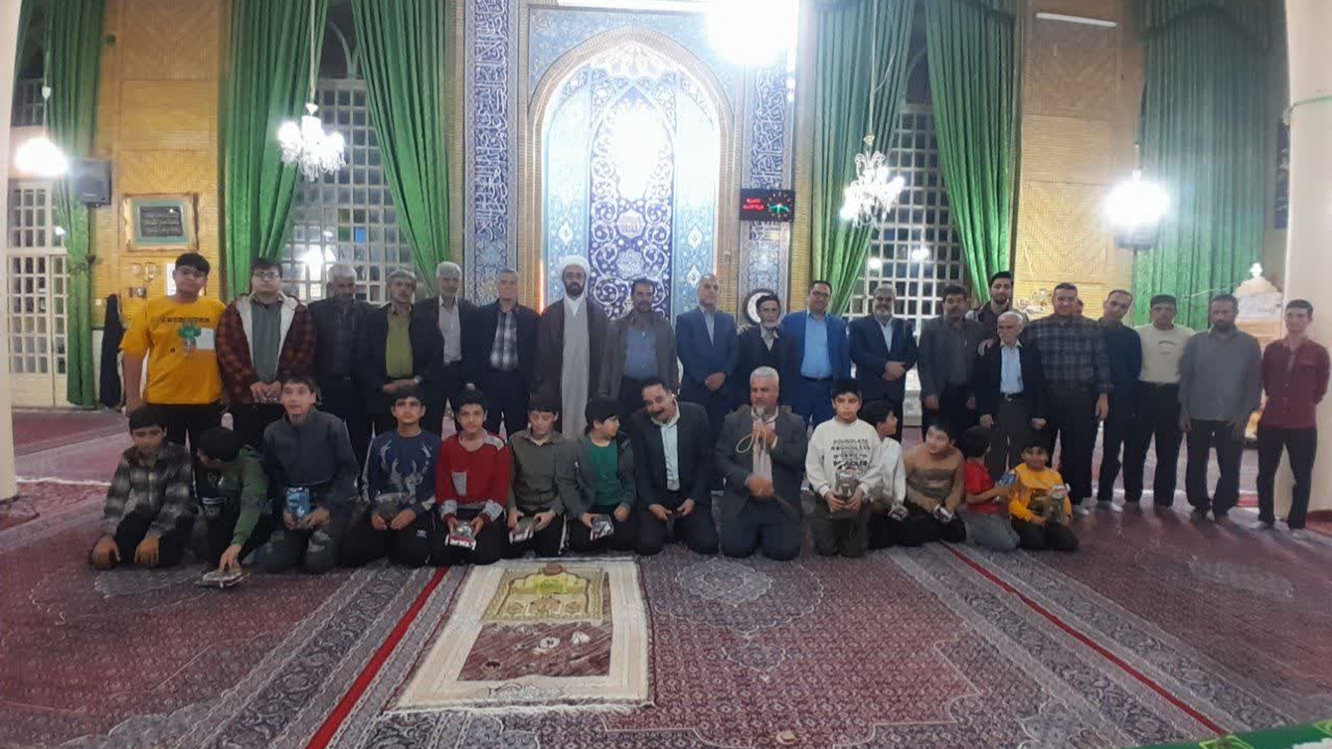 🔘 حضور فرماندار خنداب در نماز جماعت مسجد امام حسین(ع) و تجلیل از نوجوانان فعال فرهنگی