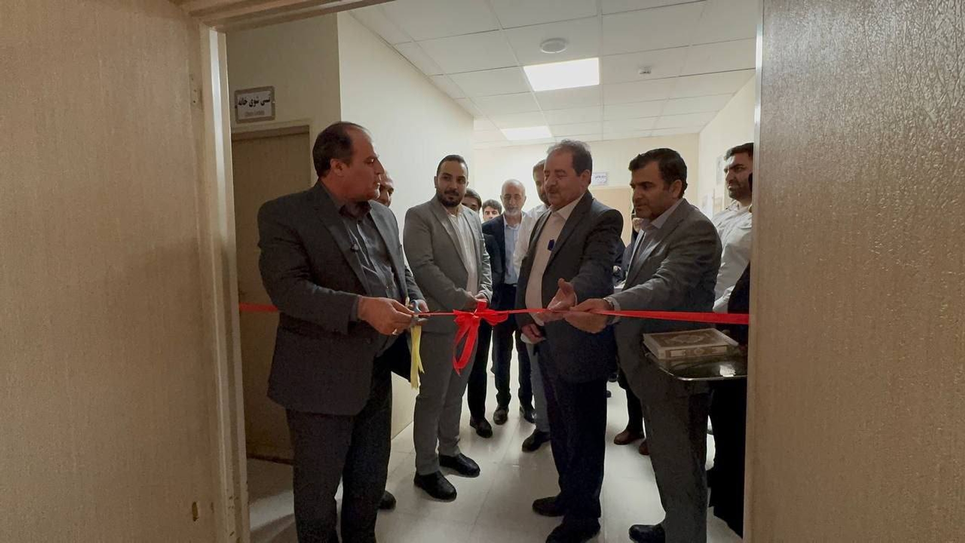 گل‌های قدردانی فرماندار ساوه به پاس ایثار سفیدپوشان سلامت / افتتاح کلینیک زخم در بیمارستان مدرس
