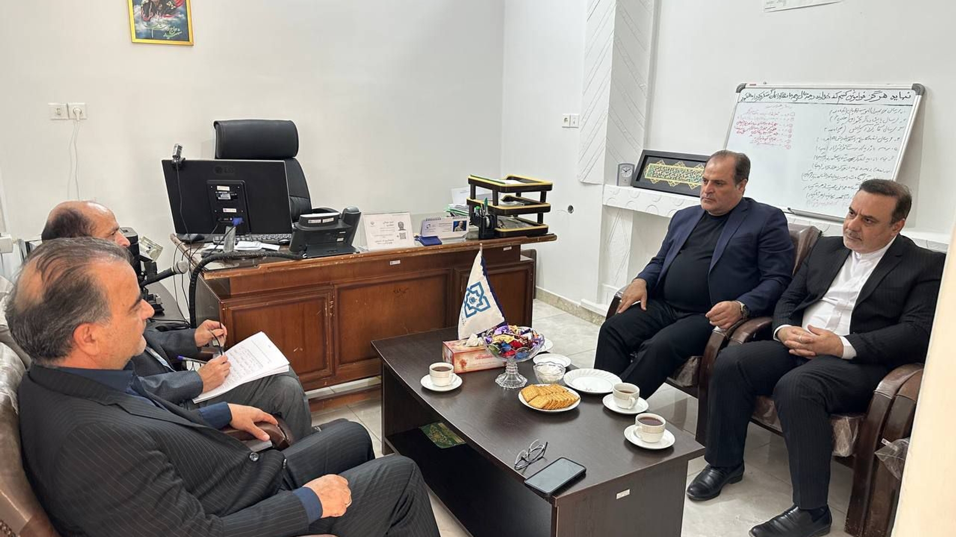 بازدید سرزده فرماندار از اداره بیمه سلامت