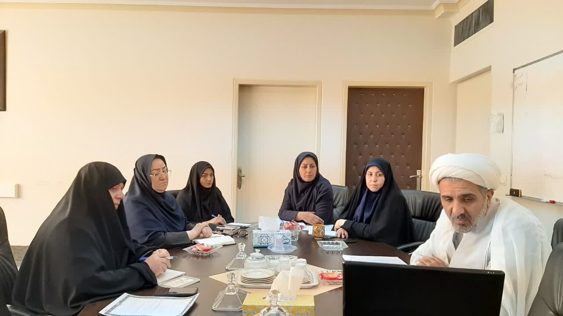 جلسه برنامه ریزی پیرامون اجرایی شدن  تفاهم نامه سه جانبه فی مابین دفتر امورزنان وخانواده استانداری  مرکزی ،اداره کل اوقاف وامورخیریه و اداره کل آموزش فنی و حرفه ای  استان به ریاست مفتح زاده مدیرکل امورزنان وخانواده و باحضور حجت الاسلام عرفانی معاون اداره کل اوقاف و امور خیریه ،دکتر غنی پور مسئول کارگروه کسب و کار پایدار و سایر اعضا برگزار شد.