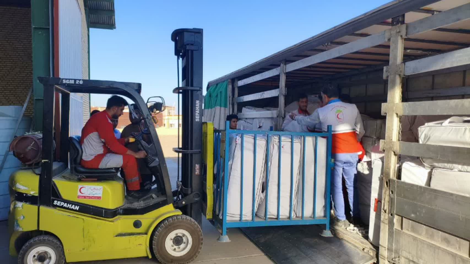 افزایش آمادگی هلال احمر زرندیه با ۴۰۰ چادر امدادی استاندارد