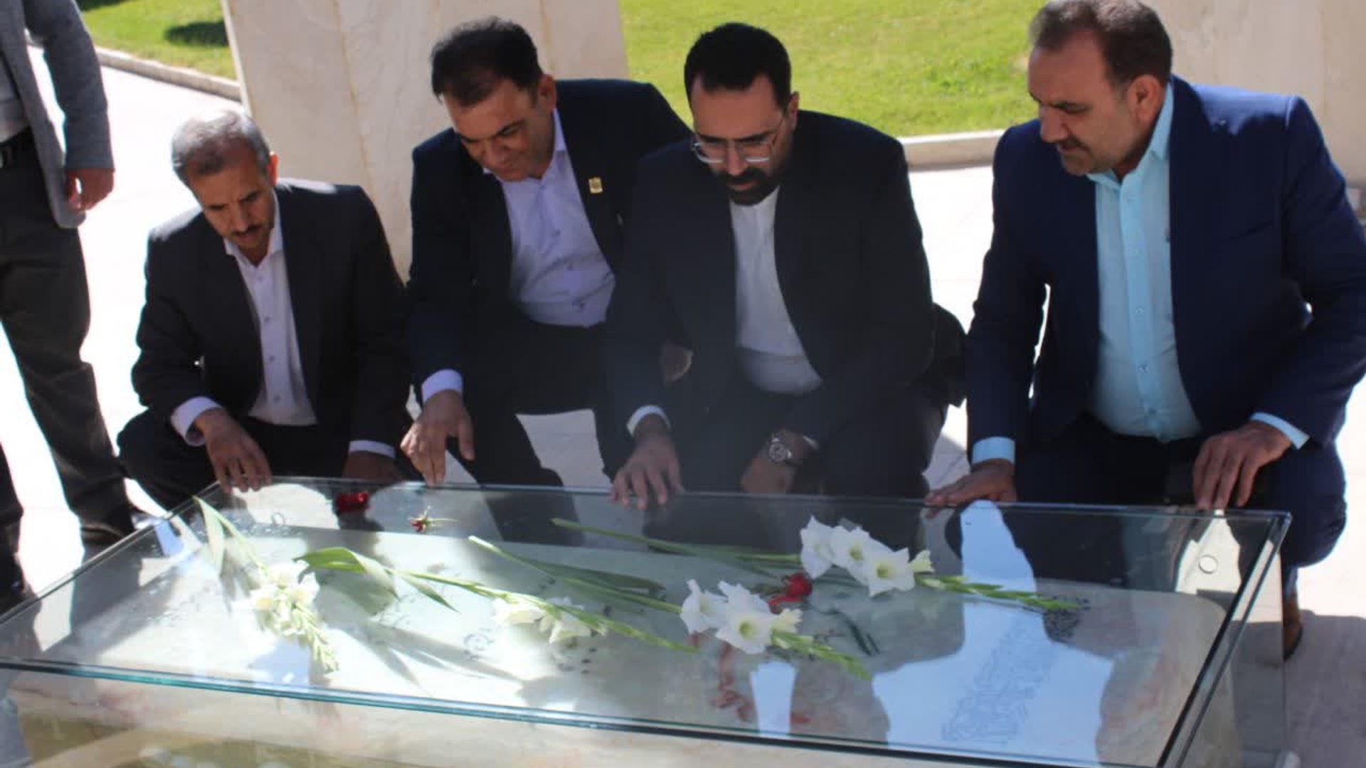 ادای احترام مدیرکل و کارشناسان پدافند غیرعامل استان به مقام شامخ شهدا