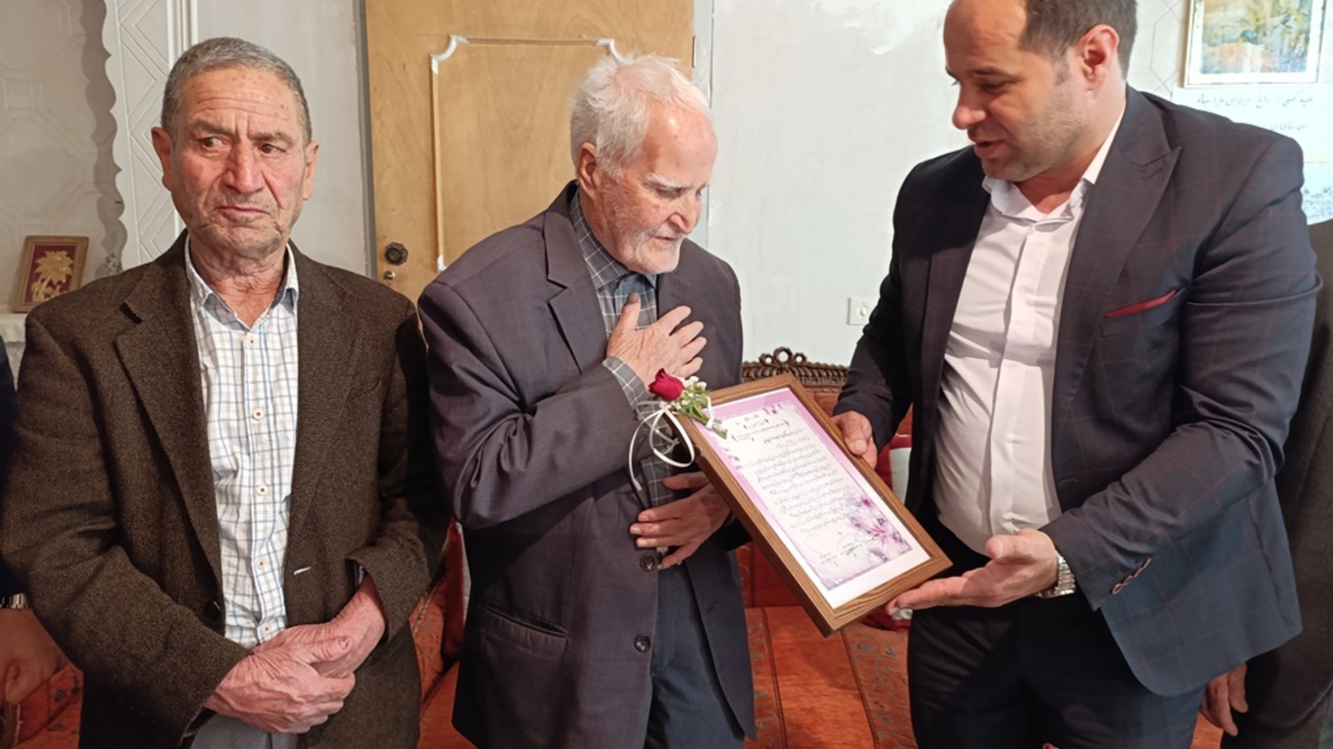 فرماندار با تعدادی از پیشکسوتان حوزه تعلیم وتربیت در شهرستان خمین دیدار کرد