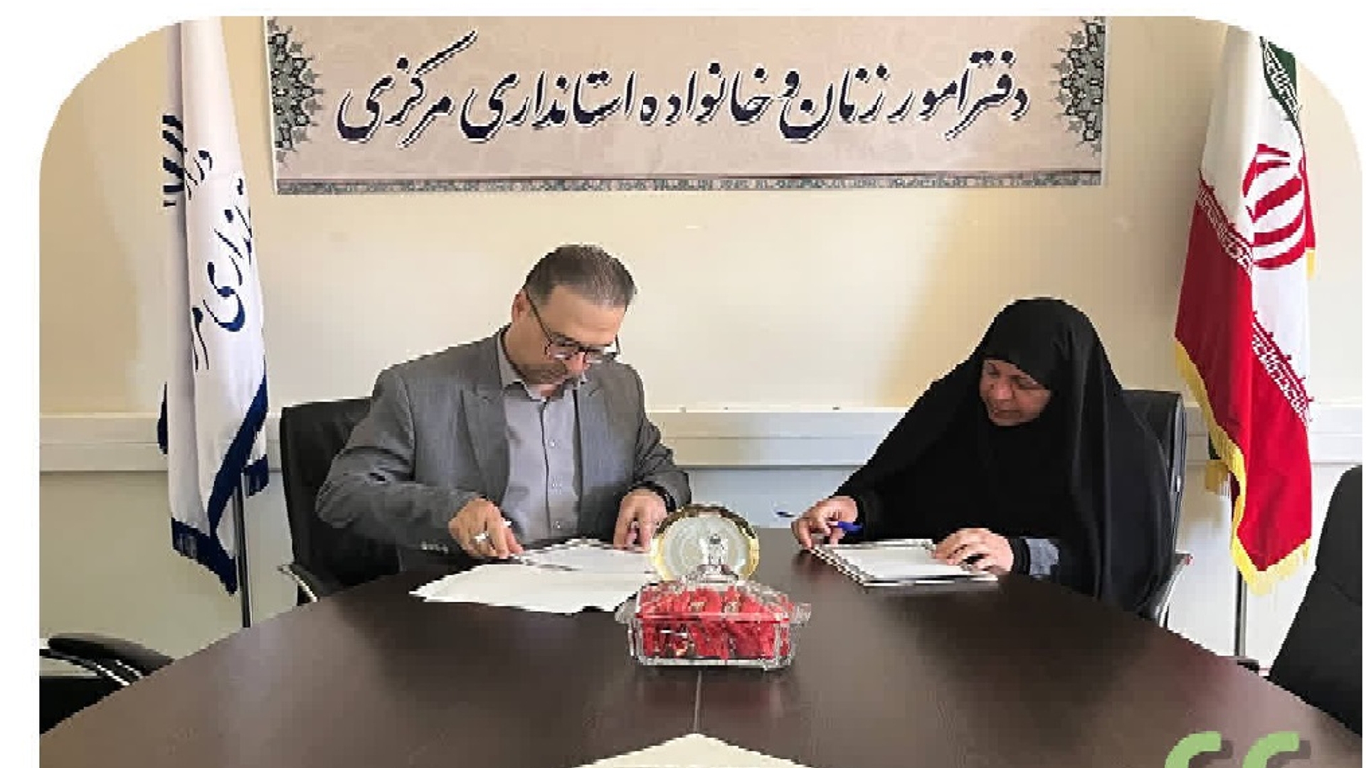 امضای تفاهم‌نامه همکاری برای توسعه فعالیت‌های نوآورانه بانوان در استان مرکزی

تفاهم‌نامه همکاری میان پارک علم و فناوری استان مرکزی و دفتر امور زنان و خانواده استانداری با هدف توانمندسازی بانوان و توسعه فعالیت‌های نوآورانه، دانش‌بنیان و خلاق در استان به امضا رسید.

بر اساس این تفاهم‌نامه، مرکز نوآوری ویژه بانوان ایجاد خواهد شد و برنامه‌های آموزشی، حمایتی و رویدادهای تخصصی برای زنان کارآفرین اجرا می‌شود.

دکتر حمید قاسمی و خانم پروین مفتح‌زاده بر حمایت ازفعالیت‌های نوآورانه بانوان و توسعه ظرفیت‌های آنان در زیست‌بوم نوآوری استان تأکید کردند.