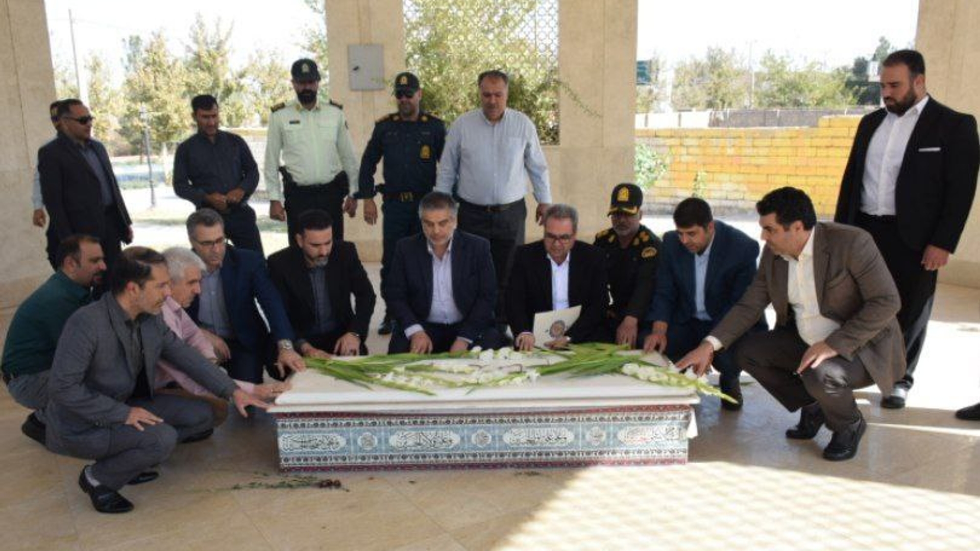 ادای احترام استاندار مرکزی به شهید گمنام آرمیده در شهر نیم‌ور