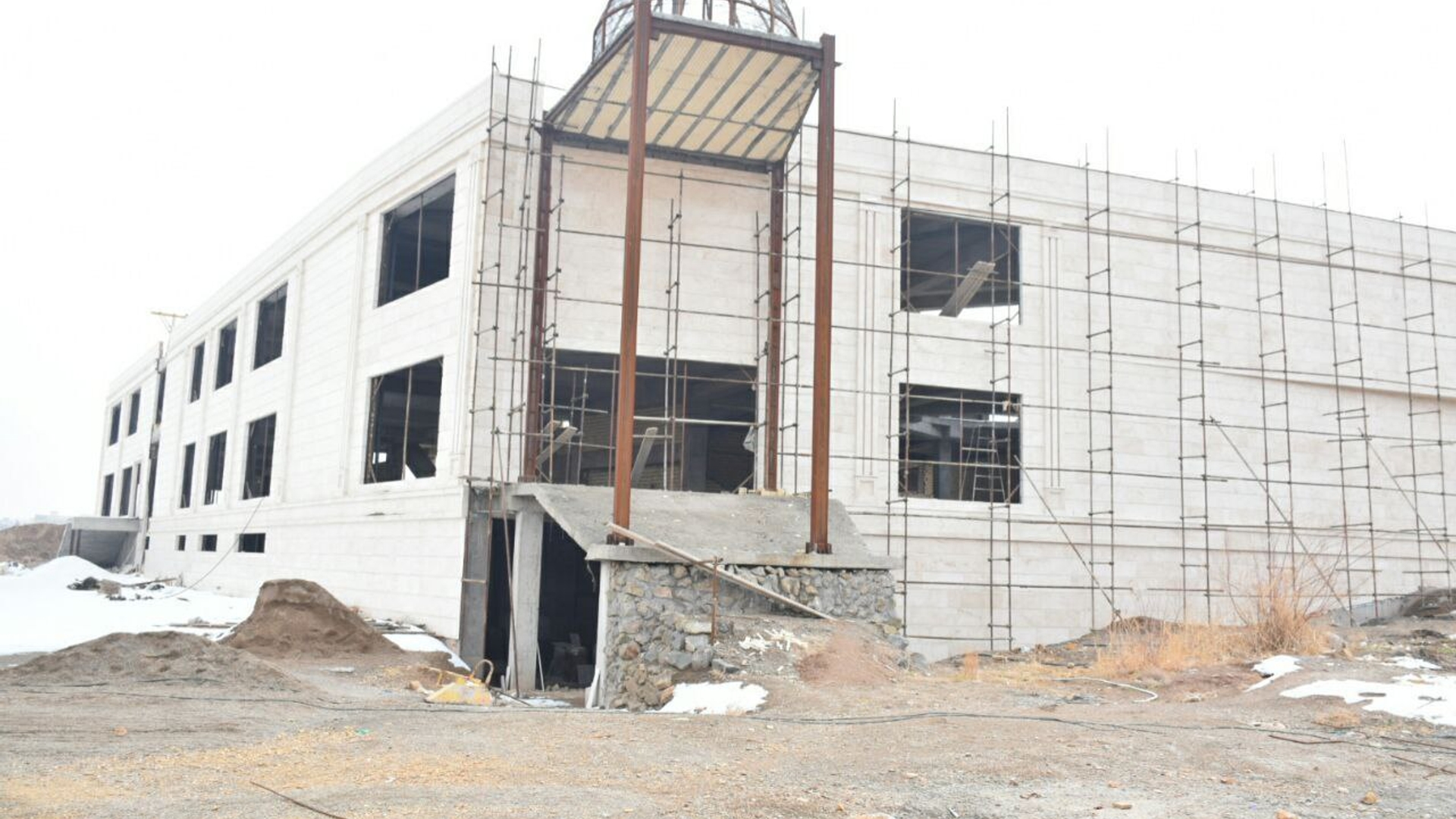 بازدید استاندار مرکزی از روند احداث پروژه پارک آبی خیرساز نیم‌ور