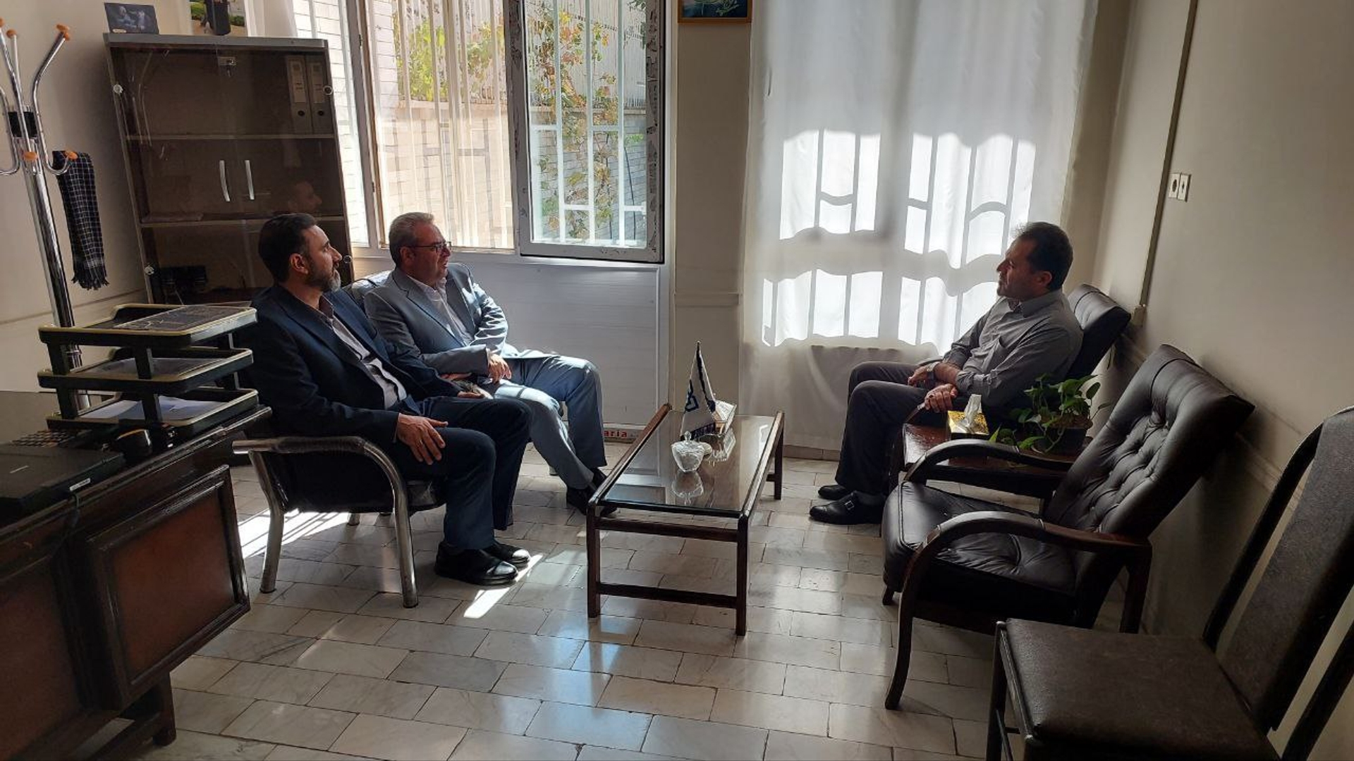 بازدید سرزده فرماندار شهرستان محلات از ادارات ثبت احوال، بیمه سلامت و مخابرات