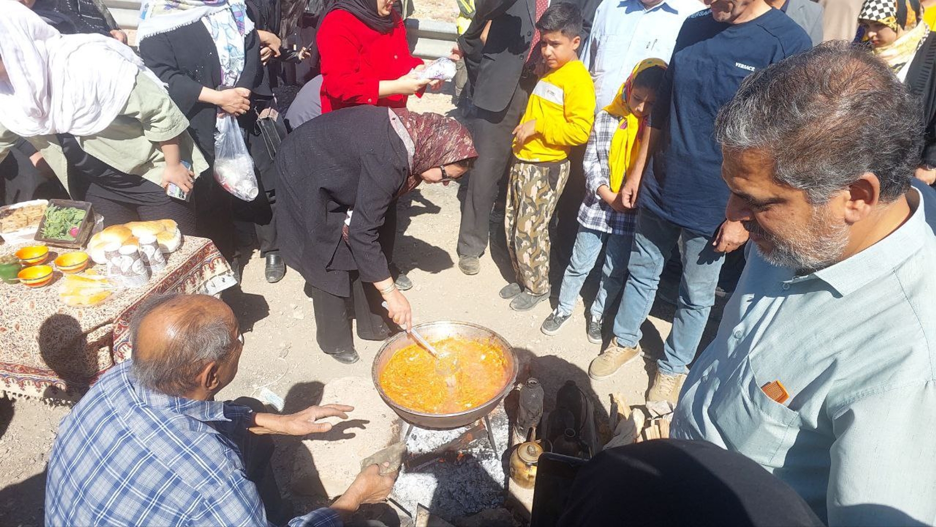 جشنواره بزرگ پرواز بادبادک‌ها، املت و چای آتشی در محلات برگزار شد.