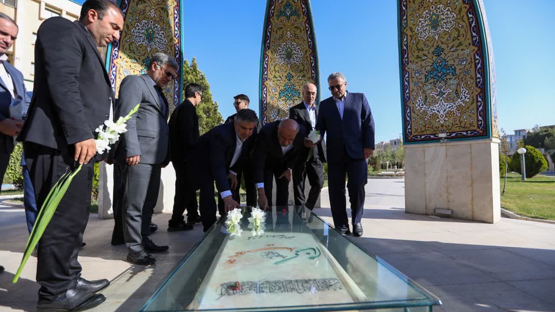 ادای احترام وزیر کار به شهید گمنام آرمیده در استانداری مرکزی