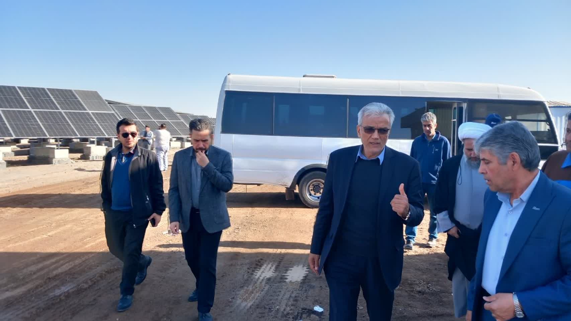 فرماندار زرندیه از شرکت لیکا و محل احداث نیروگاه خورشیدی بازدید کرد