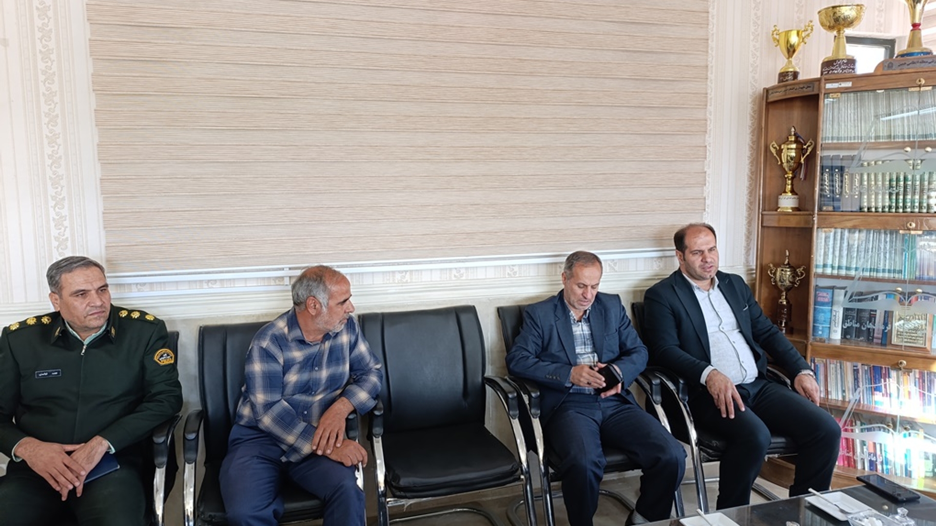 فرماندار ، معاون فرماندار و تعدادی از مسئولان شهرستان با فرمانده جدید انتظامی خمین دیدار کردند