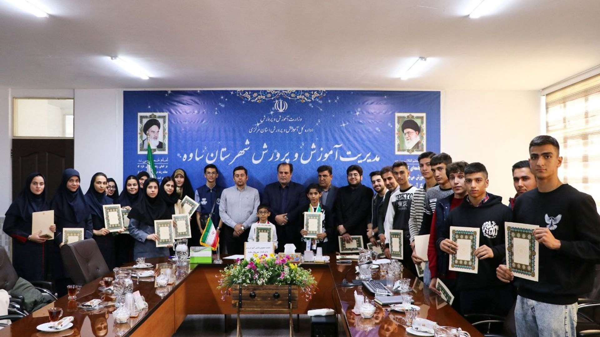 نشست صمیمی فرماندار ساوه با دانش‌آموزان برتر علمی، فرهنگی، ورزشی شهرستان ساوه