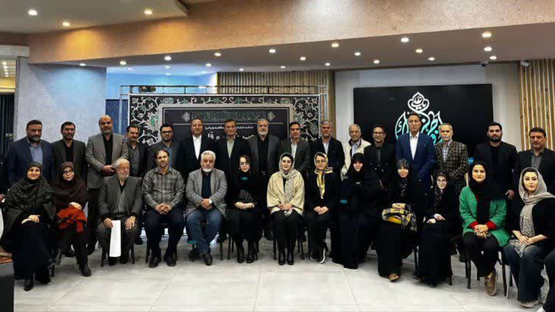 📷 هم‌نشینی شاعران و خوشنویسان اراک در ویژه‌برنامه‌ی «مِهرِ مادر»، به مناسبت ایام شهادت حضرت فاطمه‌زهرا‌ سلام‌الله‌علیها با حضور فرماندار شهرستان اراک