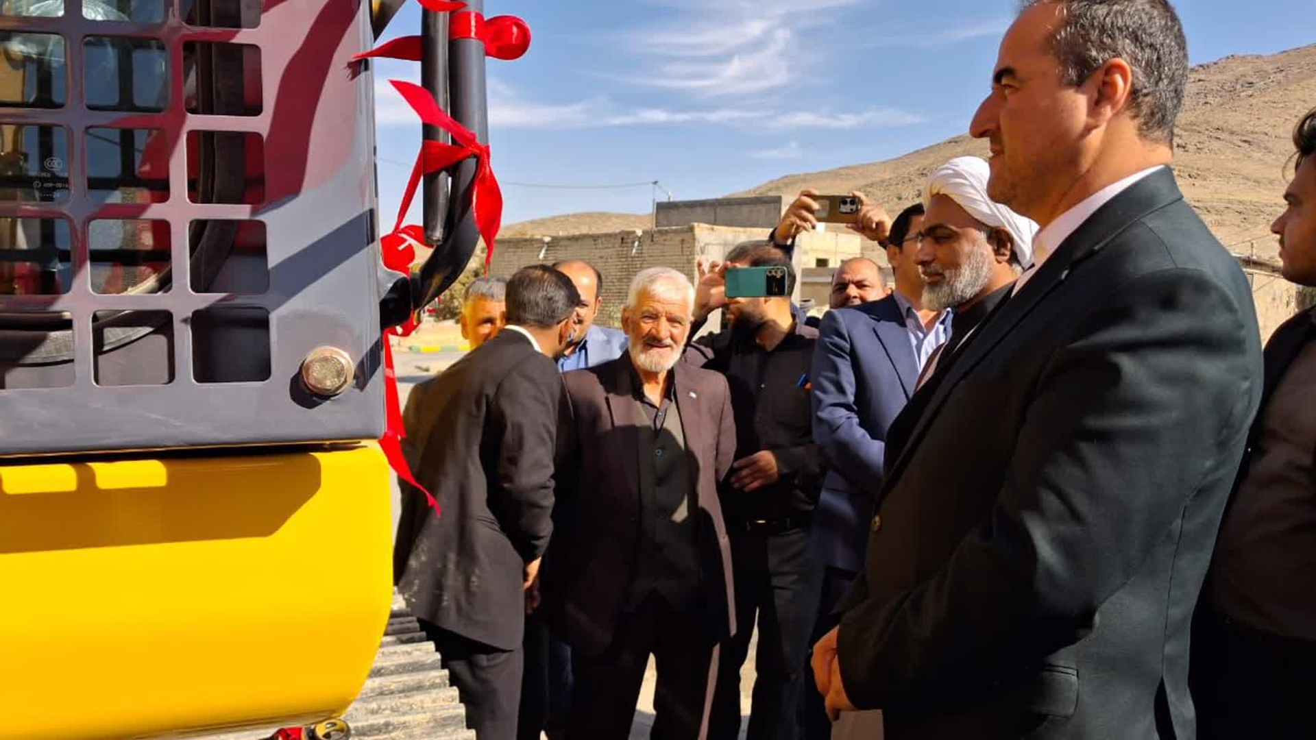 🟩 بهره‌برداری از یک دستگاه بیل مکانیکی زنجیری سنگین در روستای جیریا با حضور فرماندار شهرستان اراک