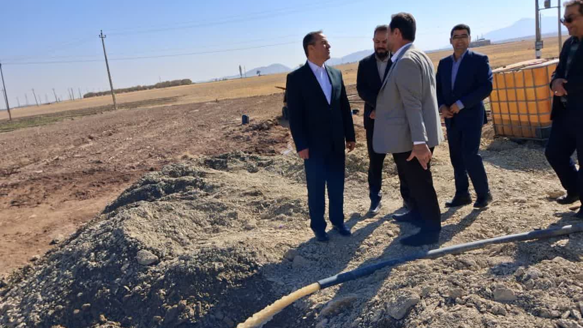 بازدید فرماندار اراک از عملیات حفاری چاه تأمین آب شرب روستای بهادرستان پایین