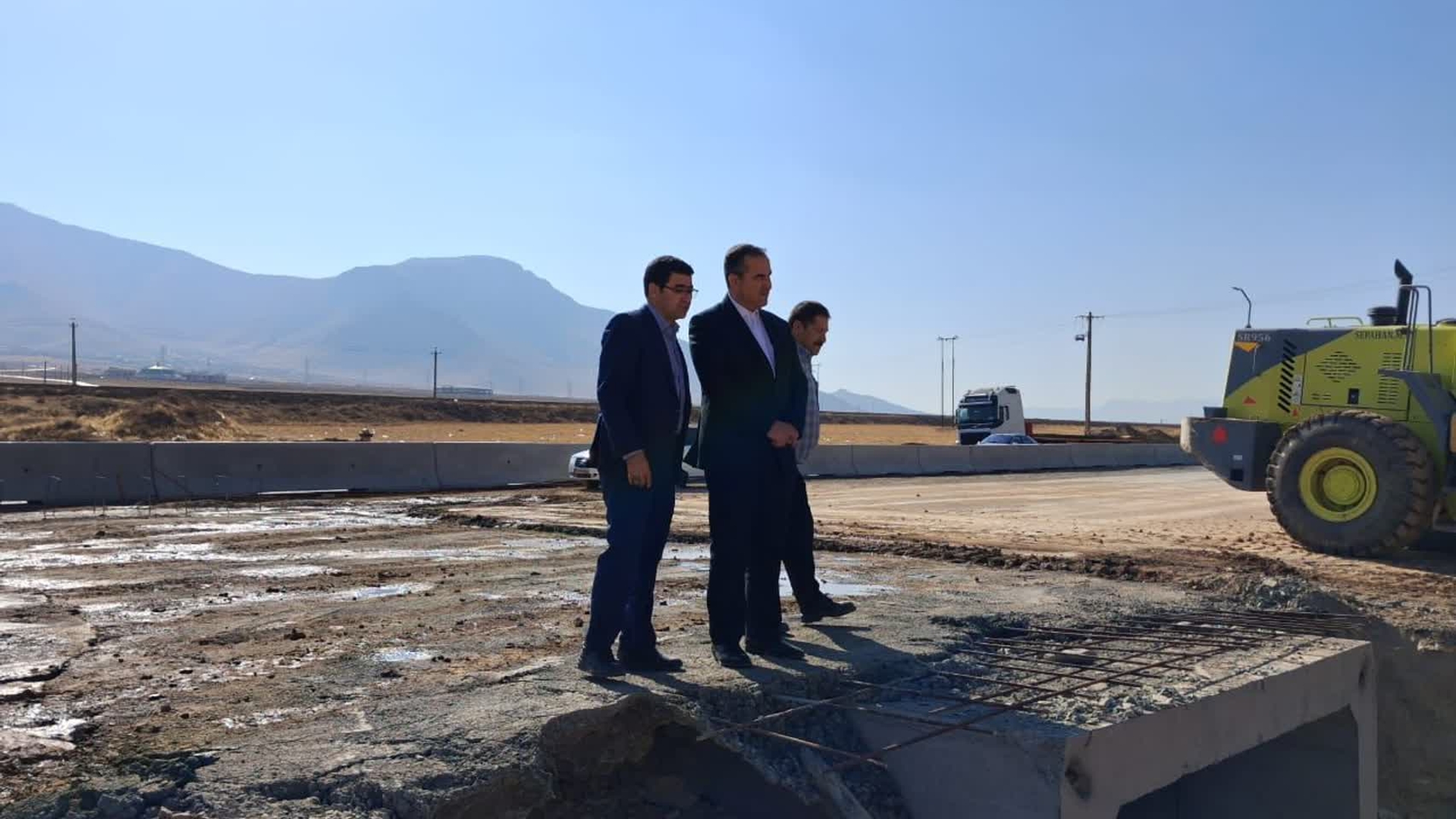 بازدید فرماندار اراک از پروژه پل در دست احداث ورودی خانه‌میران