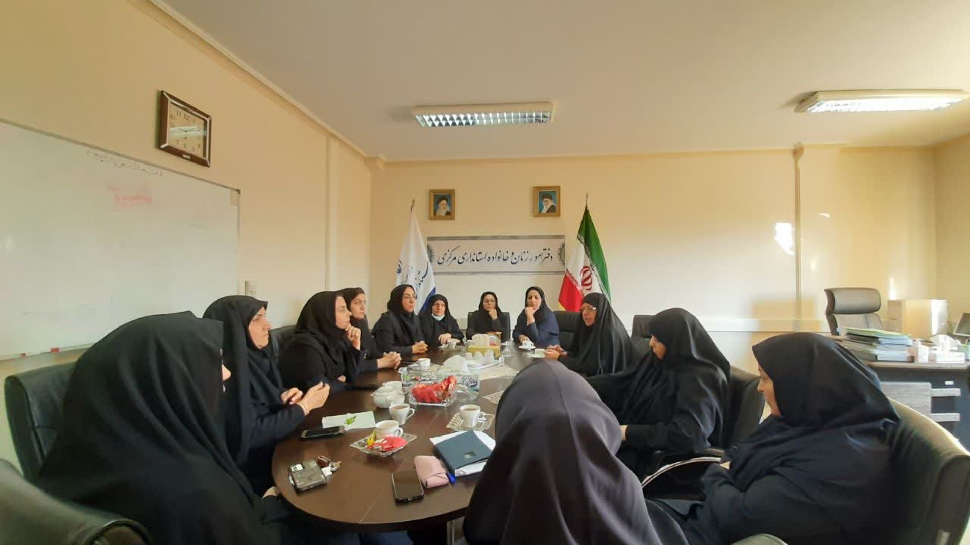 جلسه هم اندیشی پیرامون برگزاری مراسم روز  زن در استانداری به ریاست مفتح زاده مدیرکل امور زنان وخانواده و با حضور جمعی از بانوان همکار در محل دفتر برگزار شد.
 
   

چهارشنبه ۲۱ آبان ۱۴۰۴