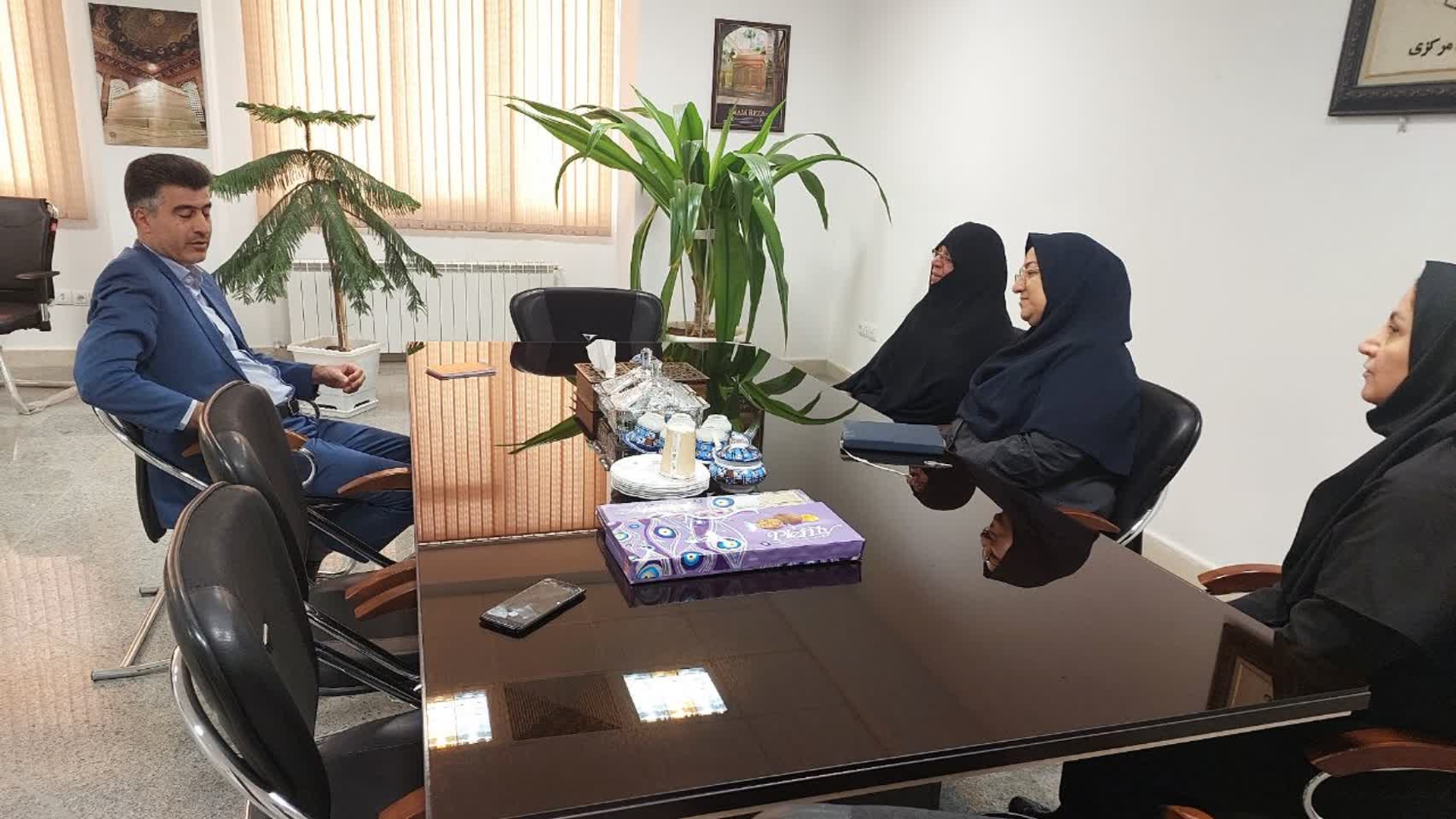 نشست مفتح زاده مدیرکل امور زنان وخانواده استانداری باسرپرست جهاد دانشگاهی استان مرکزی مهندس رئیس محمدی پیرامون :
✔️توسعه همکاریهای مشترک درحوزه اقتصادخانواده محور
✔️ارایه خدمات تخصصی پزشکی ناباروری مرکز رویان
✔️ به روز رسانی مستمرسندارتقائ وضعیت زنان استان

در محل جهاددانشگاهی برگزار شد.

یکشنبه ۲۵ آبان ۱۴۰۴