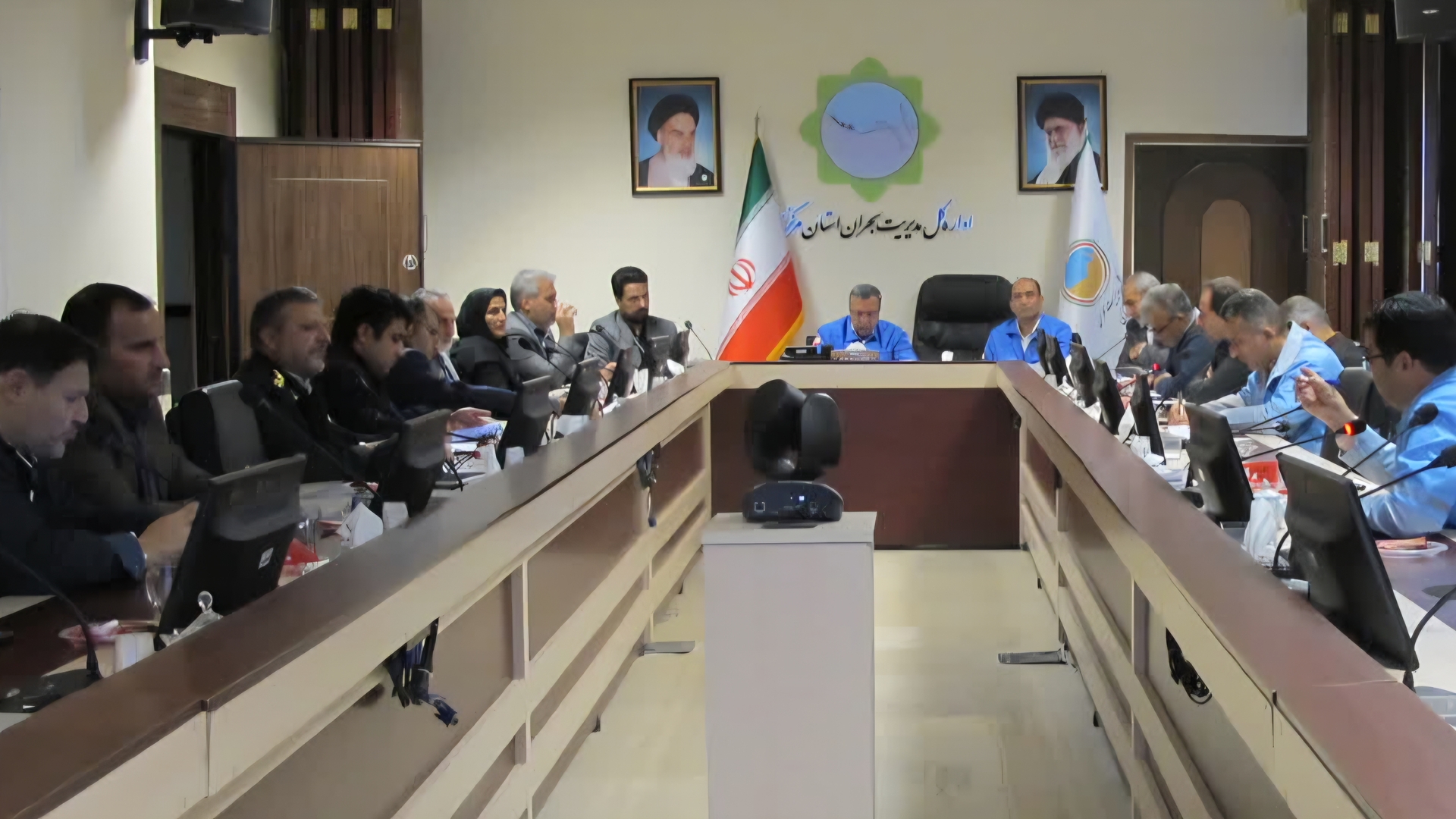 جلسه ستاد آنفلوانزای فوق‌حاد پرندگان برگزار شد

جلسه ستاد آنفلوانزای فوق‌حاد پرندگان به ریاست سید مرتضی میری، سرپرست اداره‌کل مدیریت بحران استان مرکزی برگزار شد. در این نشست، آخرین وضعیت بیماری، اقدامات پیشگیرانه، برنامه‌های آماده‌باش و شرح وظایف دستگاه‌های عضو مورد بررسی قرار گرفت.
سرپرست اداره‌کل بر هماهنگی بین دستگاه‌ها، تقویت پایش میدانی و آمادگی کامل برای کنترل احتمالی کانون‌ها تأکید کرد. در پایان نیز تصمیمات اجرایی برای مدیریت مخاطرات و تشدید اقدامات پیشگیرانه مصوب شد.