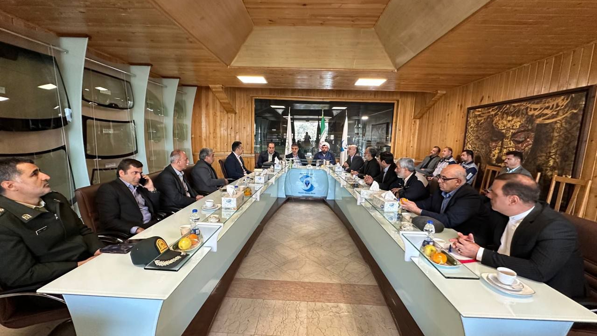 بازدید استاندار مرکزی از شرکت ایمن شیشه سپهر؛ تأکید بر توسعه صنعت و ارتقاء تولیدات بومی