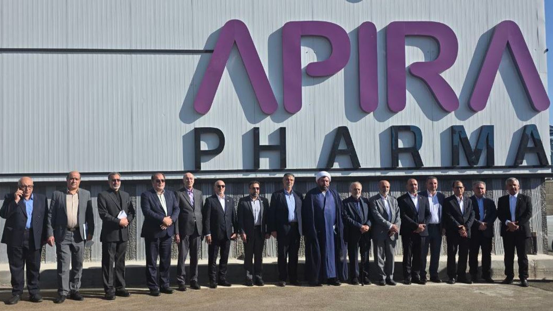 حضور استاندار مرکزی در آیین افتتاح خط تولید ماده مؤثر «متفورمین» در صنایع شیمیایی کیمیاگران امروز