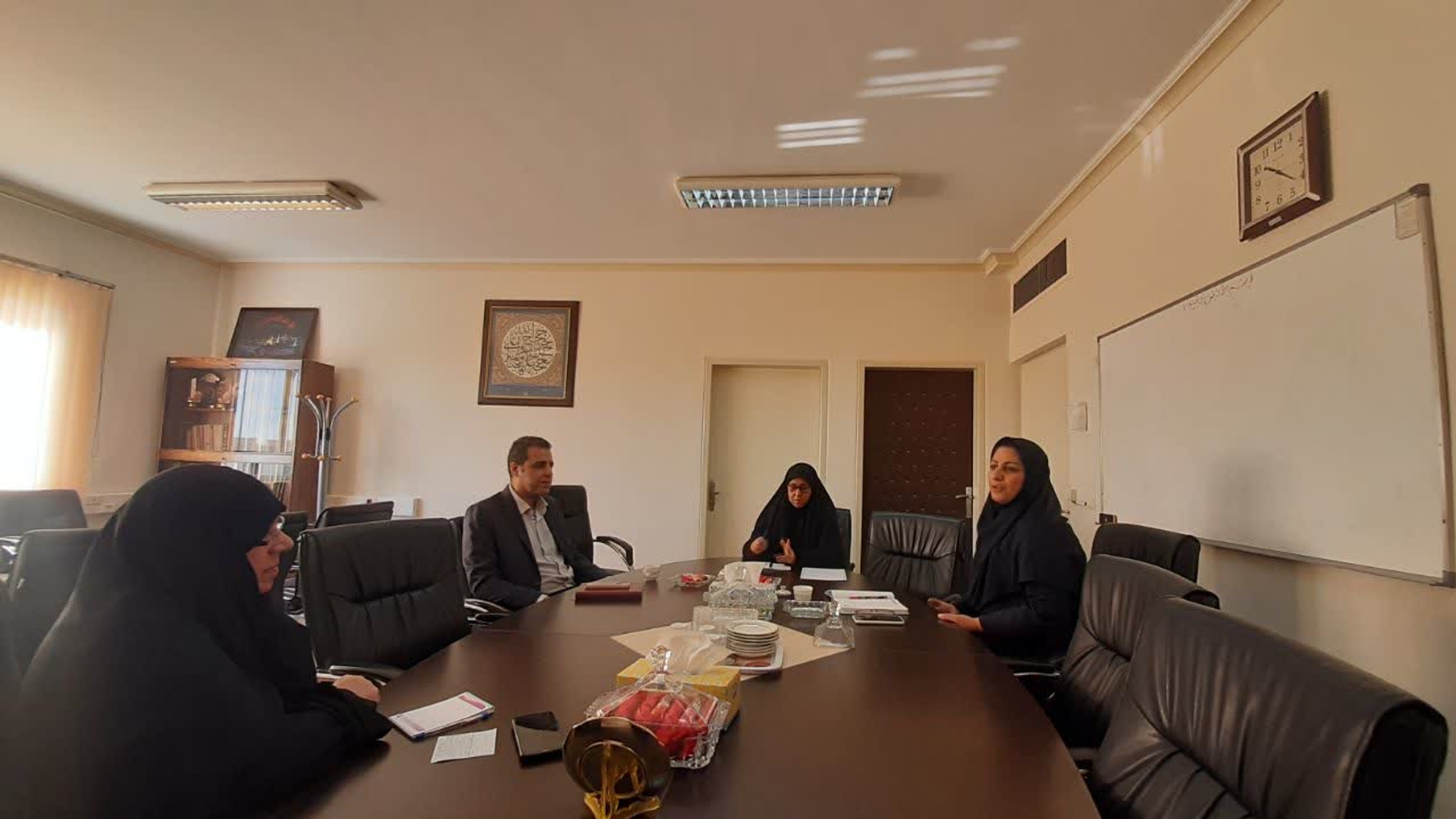 نشست هم اندیشی مفتح زاده  مدیرکل امورزنان وخانواده استانداری با ابراهیمی مدیر موسسه وقف ماندگارباحضور آقامحمدی معاون دفتر و نحوی کارشناس پیرامون نحوه بهره مندی ازظرفیتهای  موسسه وقف ماندگاربرای اعطای تسهیلات به بانوان متقاضی تسهیلات جهت راه اندازی  کسب وکار درمحل دفتر برگزار شد .

سه شنبه ۲۷ آبان ۱۴۰۴