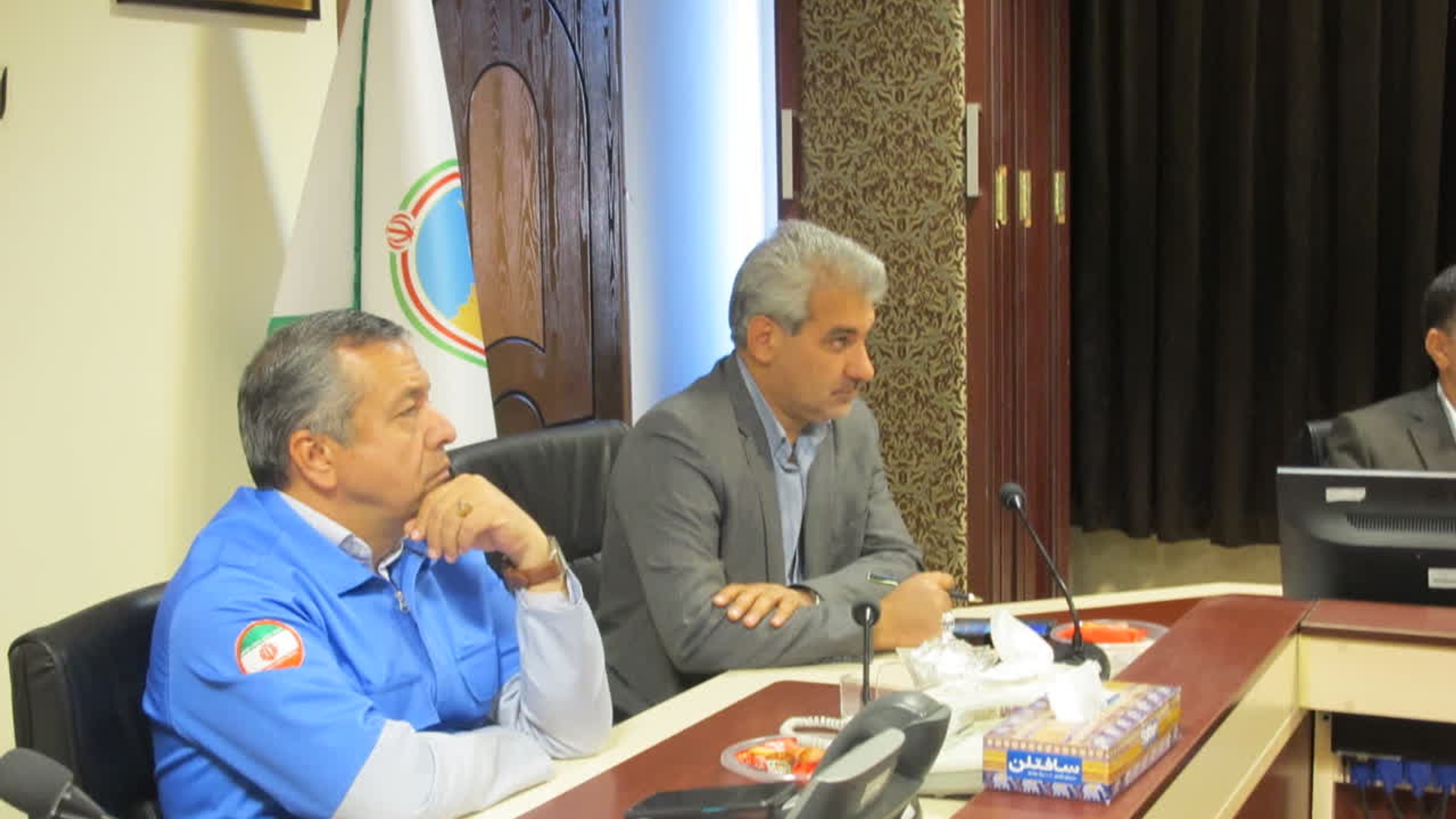 برگزاری جلسه کارگروه شرایط اضطرار پدیده گرد و غبار به ریاست سیدمرتضی میری

جلسه کارگروه شرایط اضطرار پدیده گرد و غبار به ریاست سیدمرتضی میری سرپرست اداره‌کل مدیریت بحران استان مرکزی و با حضور نمایندگان دستگاه‌های عضو و کارشناسان تخصصی برگزار شد.

در این نشست، آخرین وضعیت پدیده گرد و غبار در استان، میزان غلظت ذرات معلق، آمادگی دستگاه‌های خدمات‌رسان و اقدامات پیشگیرانه و مقابله‌ای بررسی شد.

سرپرست اداره کل، با تأکید بر لزوم آمادگی کامل دستگاه‌ها، بر اجرای دقیق دستورالعمل‌های شرایط اضطرار، اطلاع‌رسانی به‌موقع به شهروندان، حفاظت از گروه‌های حساس و هماهنگی مستمر میان دستگاه‌های عضو کارگروه تأکید کرد.

در پایان جلسه نیز مصوباتی در زمینه ارتقای سامانه پایش، آماده‌باش تیم‌های امدادی و بهداشتی، تقویت اطلاع‌رسانی عمومی و تشدید نظارت بر فعالیت‌های محرک گرد و غبار به تصویب رسید

چهارشنبه 28 آبان 1404