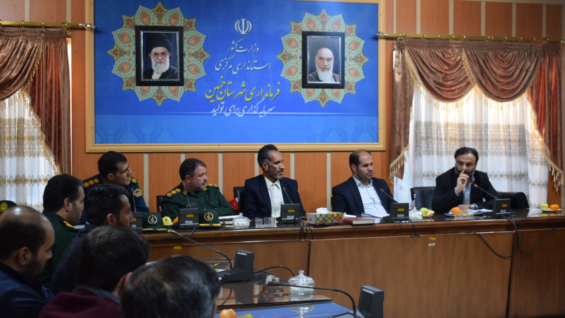 نشست هم اندیشی فرماندار ، نماینده مردم خمین در مجلس و اعضای شورای تامین شهرستان با بسیجیان خمین برگزار شد