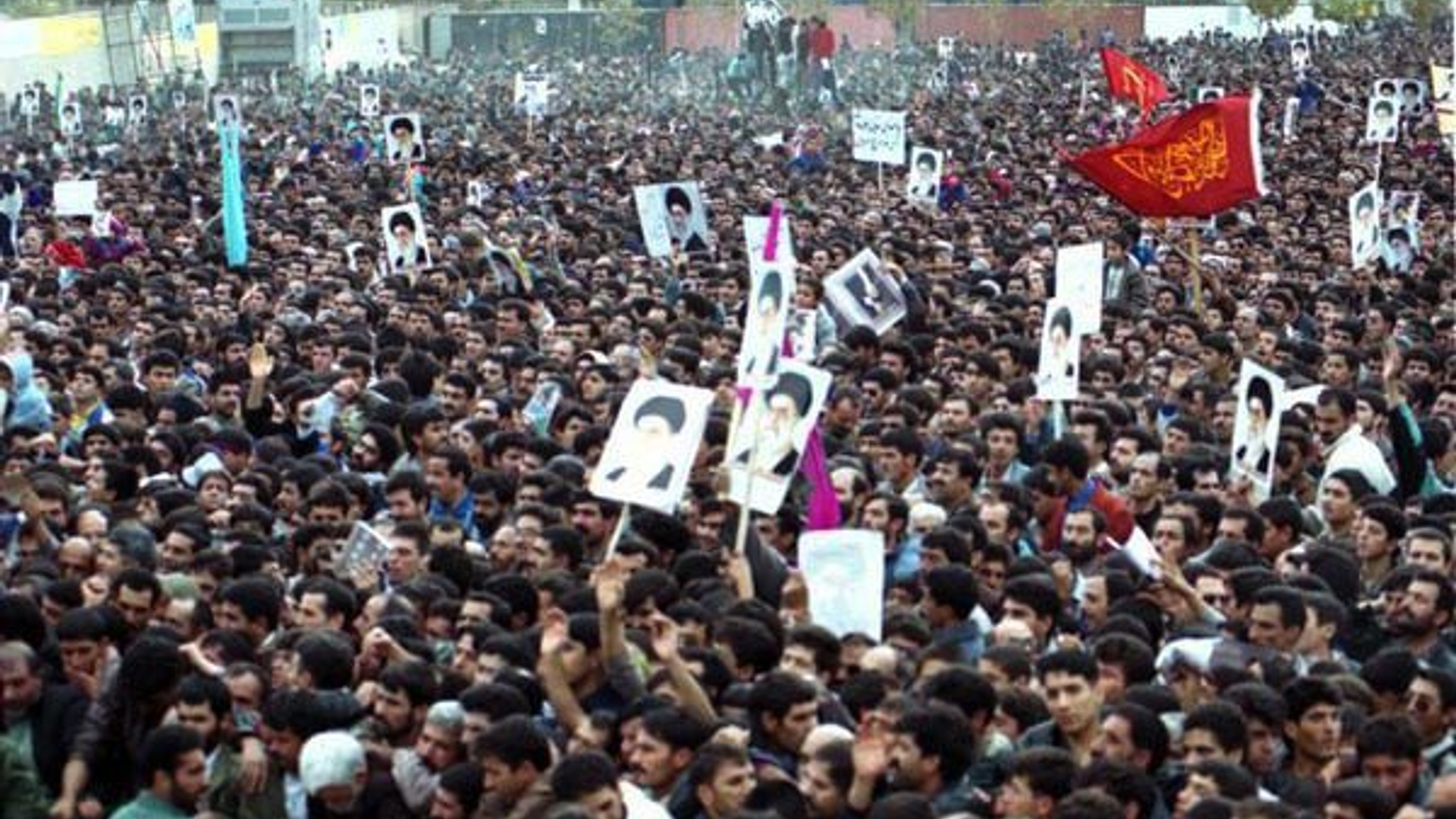 امروز 28 آبان ماه مصادف با سالروز سفر تاریخی حضرت آیت الله خامنه ای رهبر انقلاب اسلامی ایران در سال 1379 به شهر ساوه است.