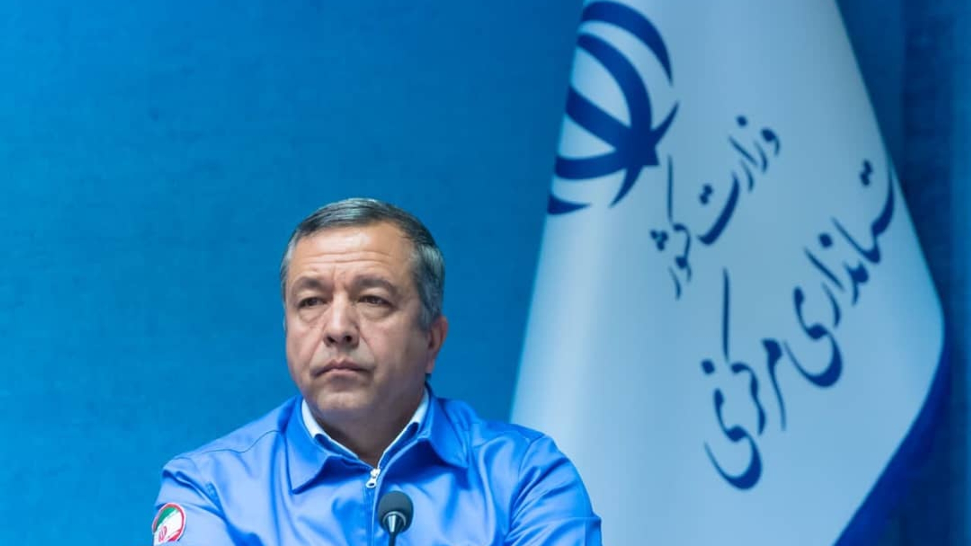 پیام سرپرست اداره‌کل مدیریت بحران استان به مناسبت هفته بسیج

با حمد و سپاس به درگاه خداوند متعال،

 فرارسیدن هفته مبارک بسیج یادآور ایثار، مجاهدت و باورهای عمیقی است که مردان و زنان این سرزمین را در سخت‌ترین عرصه‌ها به صحنه خدمت‌رسانی، فداکاری و حمایت از مردم فراخوانده است. بسیج به‌عنوان بازوی توانمند نظام جمهوری اسلامی، همواره در صحنه‌های خدمت‌رسانی، امداد و نجات، مدیریت بحران و پشتیبانی از عملیات‌های میدانی، نقشی بی‌بدیل و اطمینان‌بخش ایفا کرده و مایه دلگرمی دستگاه‌های اجرایی در شرایط اضطراری بوده است.

بی‌تردید حضور مؤثر نیروهای بسیجی در مأموریت‌های امدادی، مقابله با حوادث طبیعی، پشتیبانی از عملیات‌های امدادرسانی و کمک به بازسازی مناطق آسیب‌دیده، نمونه‌ای روشن از فرهنگ خدمت صادقانه و جهادی است که امروز بیش از هر زمان دیگری ضرورت آن احساس می‌شود.

اینجانب ضمن گرامیداشت هفته بسیج، از تلاش‌ها و همکاری‌های صمیمانه بسیجیان عزیز استان در همراهی با مجموعه مدیریت بحران تقدیر می‌نمایم و توفیق روزافزون، سلامت و عزت این بزرگ‌مردان و شیرزنان عرصه خدمت را از خداوند متعال مسئلت دارم. امید است با اتکا به روحیه انقلابی و جهادی بسیجیان، شاهد ارتقای تاب‌آوری استان و آمادگی هرچه بیشتر در برابر انواع مخاطرات باشیم.

سید مرتضی میری
سرپرست اداره‌کل مدیریت بحران استان