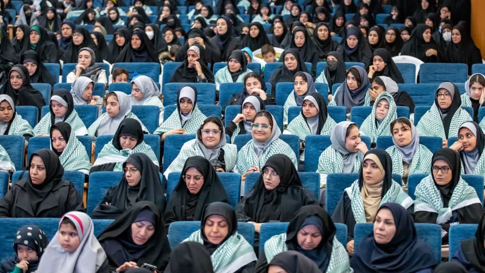 🔰فرماندار دلیجان حامی برتر کتاب در استان مرکزی معرفی شد. 

در مراسم استانی آیین گرامیداشت و تجلیل از فعالان کتابخوانی با حضور استاندار مرکزی؛
حامیان کتاب، کتابداران و اعضای برتر کتابخانه‌های عمومی استان مرکزی معرفی شدند

در آیین بزرگداشت کتاب، کتابخوانی و کتابدار استان مرکزی که با حضور استاندار و مسئولان ارشد استانی برگزار شد، جمعی از حامیان کتاب، کتابداران و اعضای کتابخانه های عمومی استان مورد تقدیر قرار گرفتند.  

 در این آیین مهندس مازیار گلشن فرماندار و رئیس انجمن کتابخانه های عمومی شهرستان دلیجان به عنوان حامی برتر کتاب، زینب‌سادات سیدی مسئول کتابخانه علامه سید عبدالهادی دلیجانی به عنوان کتابدار برتر و زهره محمدی به عنوان عضو برتر کتابخوان کتابخانه علامه دلیجانی در سطح استان مرکزی منتخب و معرفی شدند.

اداره کتابخانه های عمومی کسب این موفقیت استانی را به جامعه کتابخوان شهرستان دلیجان تبریک ویژه عرض می نماین