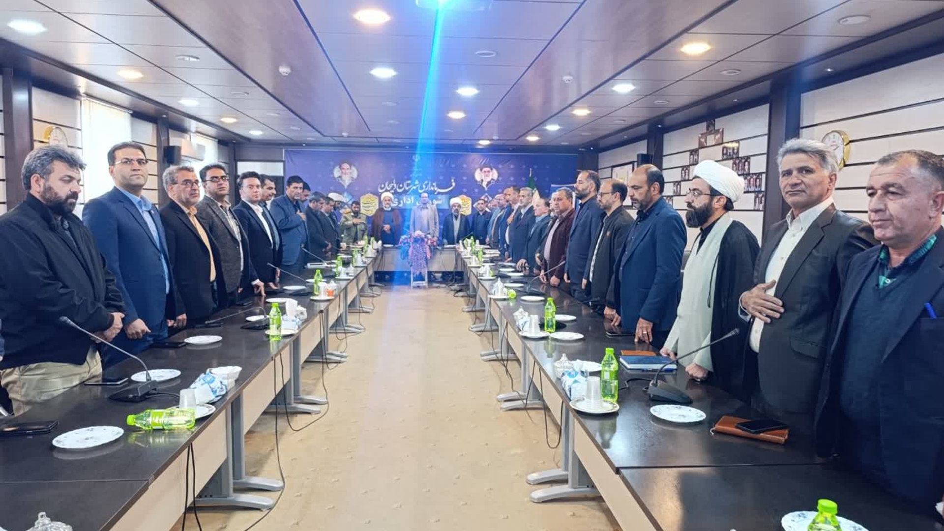 جلسه شورای اداری شهرستان دلیجان برگزار گردید 
جلسه شورای اداری شهرستان به ریاست مهندس گلشن و با حضور حجت الاسلام و المسلمین نکویی ماهانی امام جمعه شهر دلیجان حجت الاسلام والمسلمین عینلو امام جمعه شهر نراق مهندس محمد جلالی نماینده مردم شریف دلیجان و محلات و سایر اعضای شورای اداری برگزار گردید
در این جلسه حجت الاسلام نیکویی امام جمعه محترم در خصوص تبیین ویژگی مدیران از دیدگاه حضرت علی علیه السلام در نهج البلاغه به مواردی اشاره و تاکید کردند مدیران باید به دنبال اخلاق اسلامی باشند. مدیر اسلامی جایگاه بسیار مهمی دارد و با توجه به این موضوع که مسئولیت سنگینی داریم باید در قبال مردم پاسخگو باشیم و می‌بایستی رعایت اخلاق را در تمام موارد به کار ببریم. حجت الاسلام نیکویی ادامه دادند مدیر جامعه اسلامی باید متواضع و با انصاف باشد و از دروغ و فریب بپرهیزد شاخصه مهم مدیر در جامعه اسلامی آن است که تکیه‌گاهش فقط خداوند متعال باشد. مدیر می‌بایستی تصمیمات مد نظر آن اصول اسلامی باشد و اگر اخلاق محور مدیریت باشد انسان تمام کارهای خود را مطابق رضای خداوند انجام می دهد

.مهندس جلالی در خصوص مسائل فرهنگی تاکید کردند باید همه به فکر باشیم و از این وادادگی بپرهیزیم و می بایستی به مسئولیت خود رجوع کنیم
مهندس جلالی به فناوری نوین و هوش مصنوعی تاکید کردند و ادامه دادند این دو موضوع را هم باید مدیران مد نظر قرار بدهند در ادامه نماینده مجلس در خصوص دشمنی آمریکا و قسمتی از اروپا بیان بیان داشتند این کشورها هنوز هم با ما در جنگ هستند مانند جنگ رسانه‌ای و نگاه حضرت آقا این است که مردم کار خود را بکنند و به هیچ عنوان پریشان نباشند. ما باید مسئولیت خود را به شکل صحیح انجام بدهیم و من به شما بگویم به هیچ عنوان دشمنان ایران عزیز دست از سر ما بر نمی‌دارند و از قدرت گرفتن ما در فناوری‌های نوین می‌ترسند

فرماندار شهرستان دلیجان در شورای اداری بیان داشتند شرایط ما بعد از جنگ ۱۲ روزه بسیار بهتر شده است و این وفاق ایجاد شده را باید قدر بدانیم  می‌بایستی با همدلی و پشت کار برای رفع مشکلات مردم این همدلی را مضاعف کنیم ایشان به تمام مدیر اعلام کردند اگر مدیر کلی برای بازدید به شهرستان می‌آید حتماً باید با فرماندار هماهنگ شود این آخرین اخطاریست که در این جلسه به شما می‌دهم.فرماندار نیز در خصوص انتخابات پیش رو بیان کردند موارد قانونی و تذکرات را در جلسه آتی بیان خواهیم کرد.