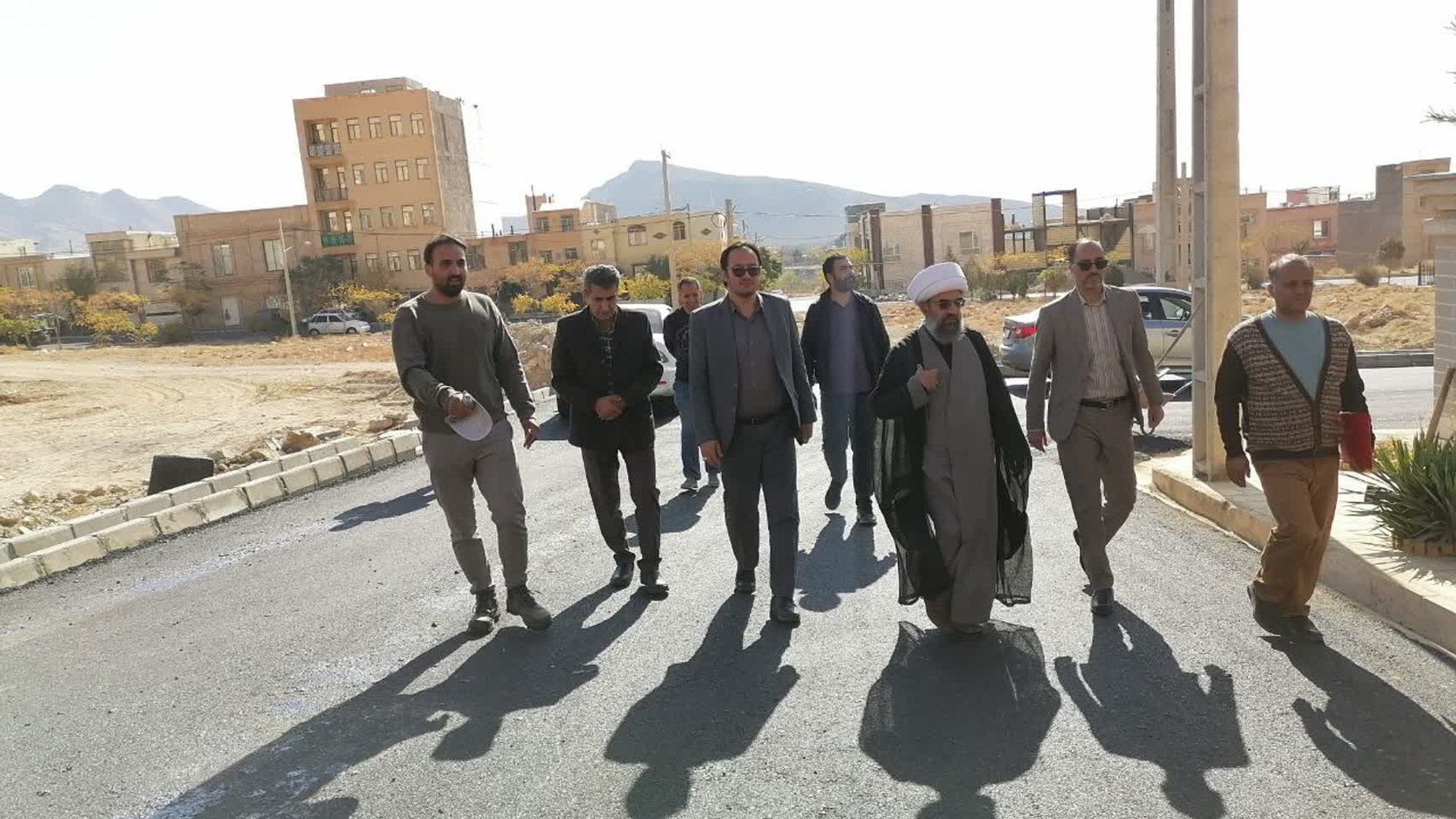 ✅ مازیار گلشن فرماندار شهرستان دلیجان به همراه امام جمعه،شهردار و اعضای شورای اسلامی شهر نراق از عملیات احداث مسجد امام خمینی(ره) شهرک فاضل و پروژه آسفالت معابر خاکی انتهای خیابان فتح المبین و سایت مسکن ملی نراق بازدید کردند.