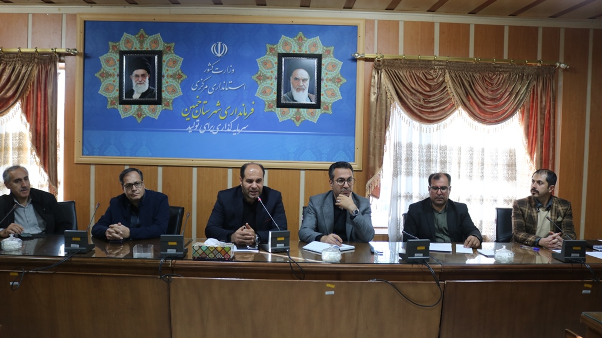 نشست هم اندیشی فرماندار با صاحبان صنایع و واحدهای تولیدی شهرستان خمین برگزار شد