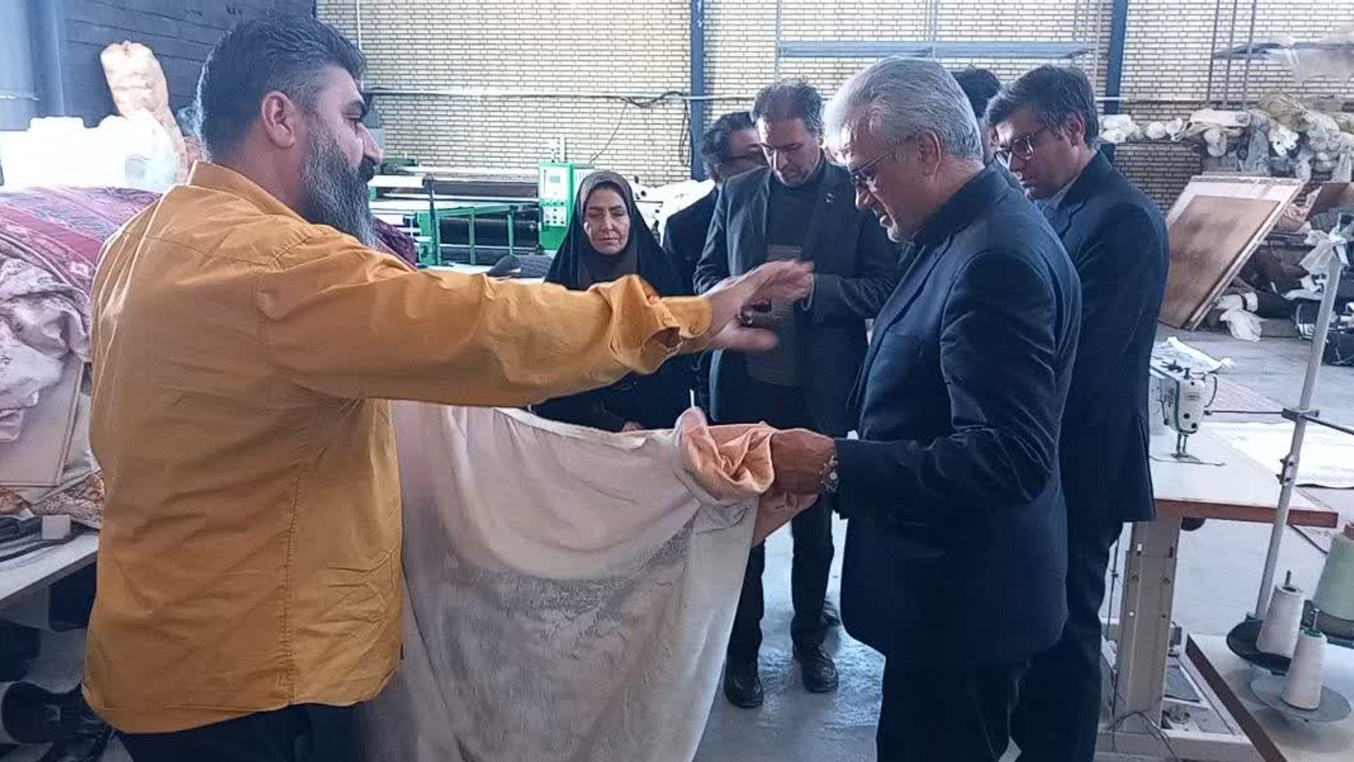 بررسی مشکلات واحد تولیدی بایرامی در بازدید فرماندار از شهرک صنعتی زاویه