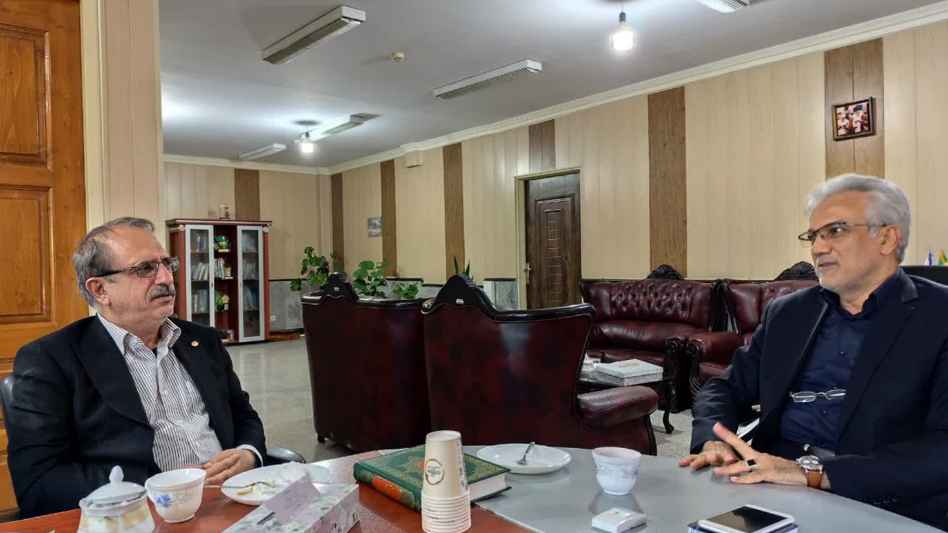 قدردانی جمعیت هلال‌احمر استان مرکزی از فرماندار زرندیه با اهدای لوح سپاس