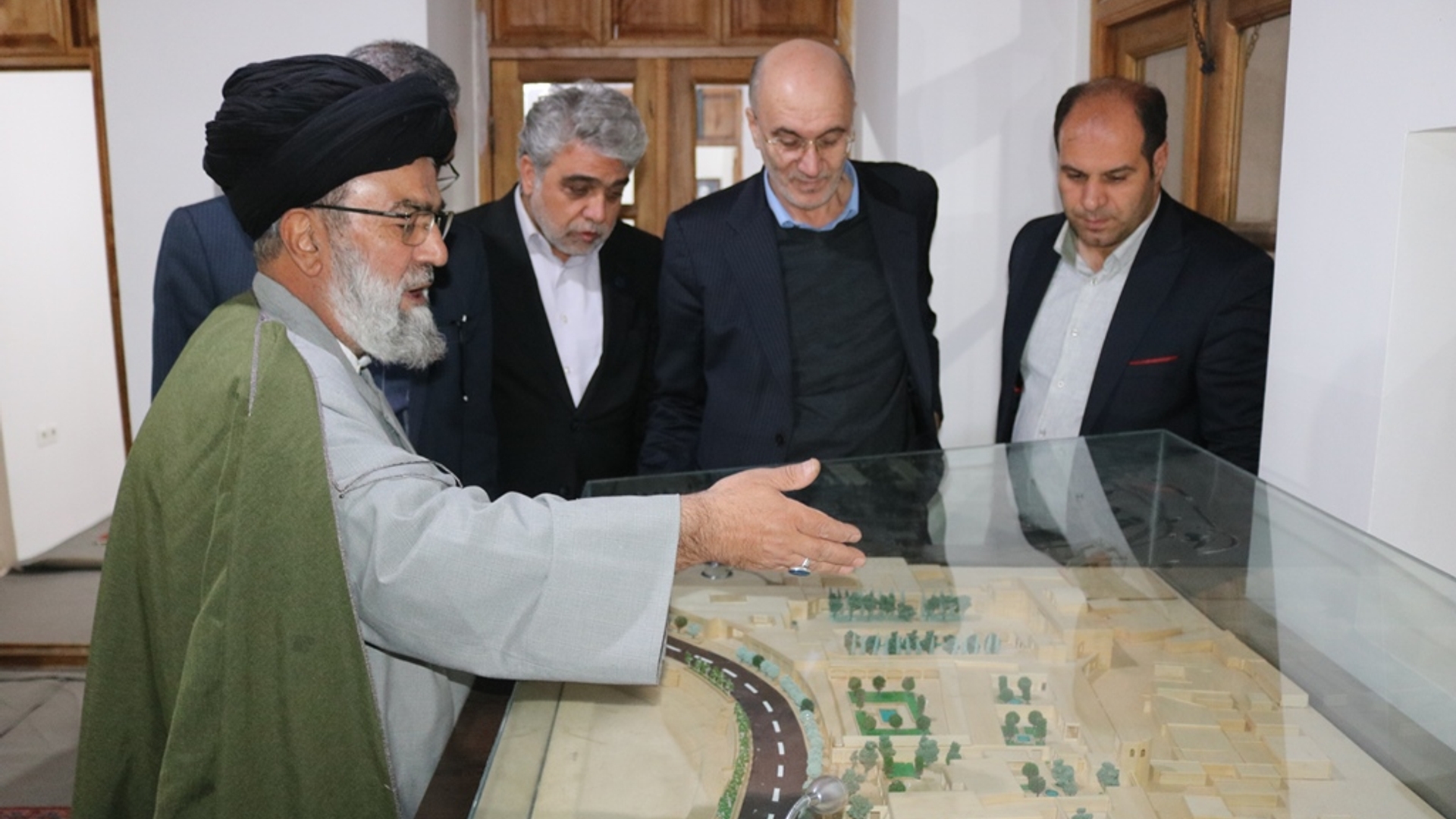 سرپرست معاونت هماهنگی امور اقتصادی استانداری از بیت تاریخی حضرت امام (ره) در خمین بازدید کرد