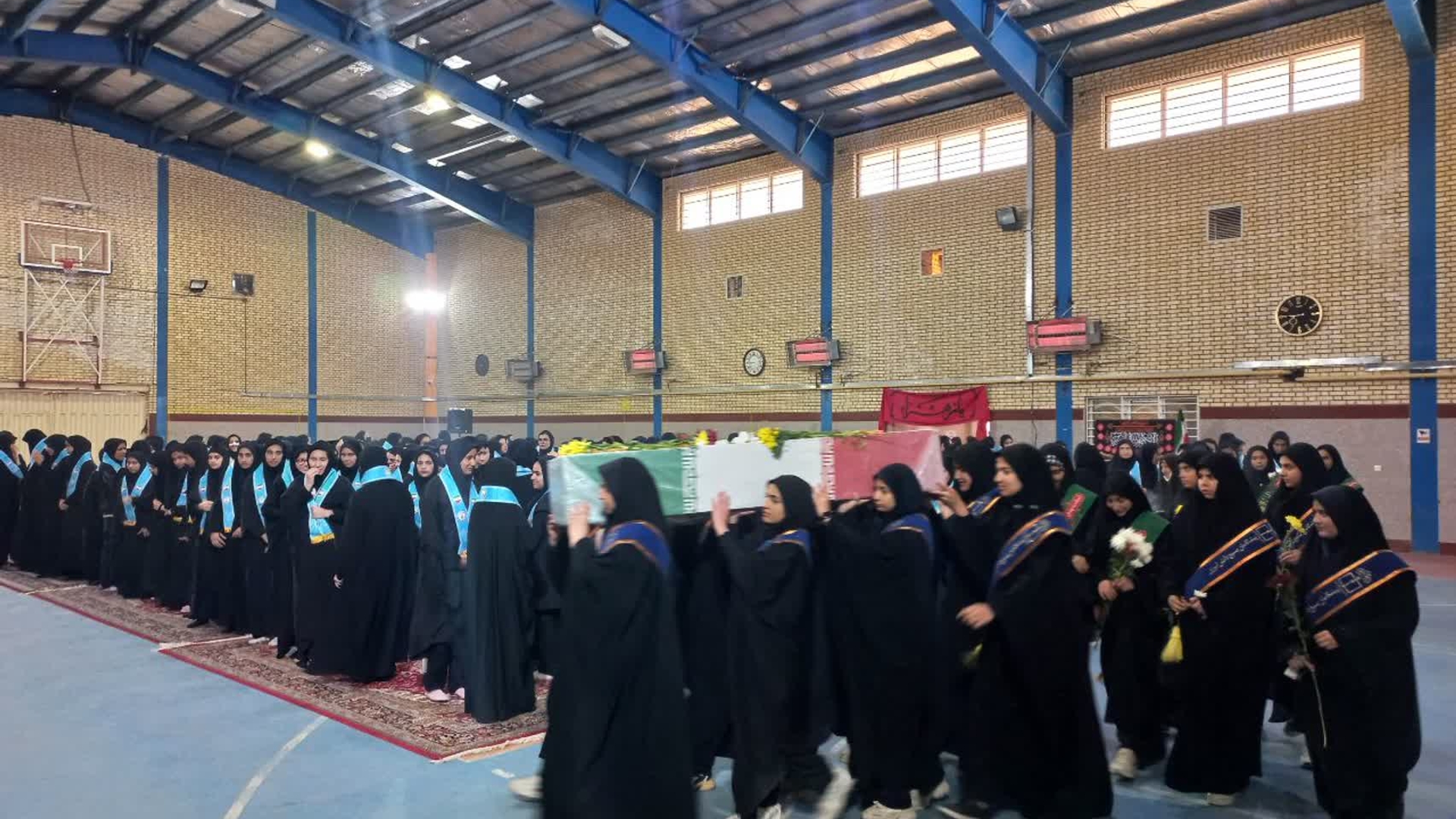 استقبال پرشور دانش آموزان خنداب از شهید گمنام