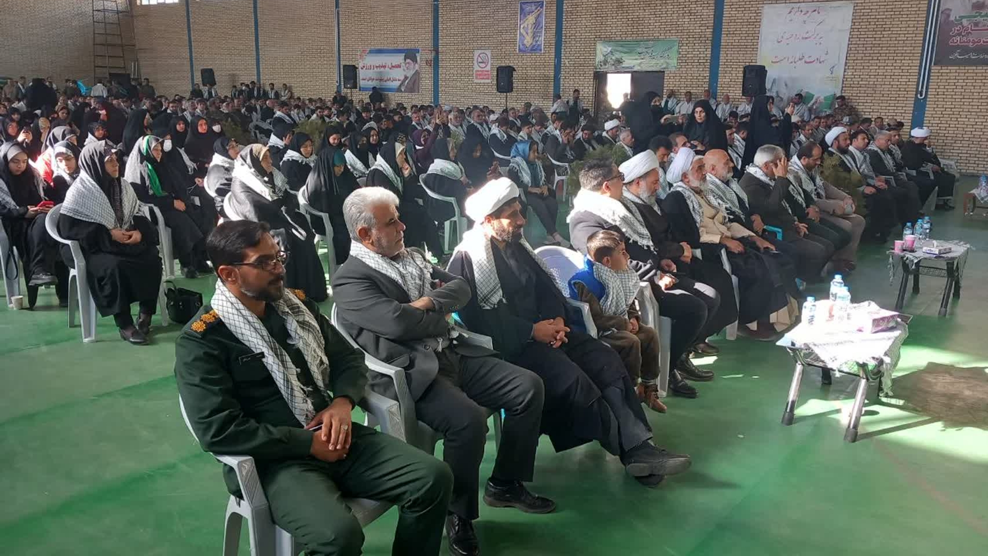 همایش اقتدار بسیج با حضور مسئولین و خانواده‌های شهدا در زرندیه برگزار شد