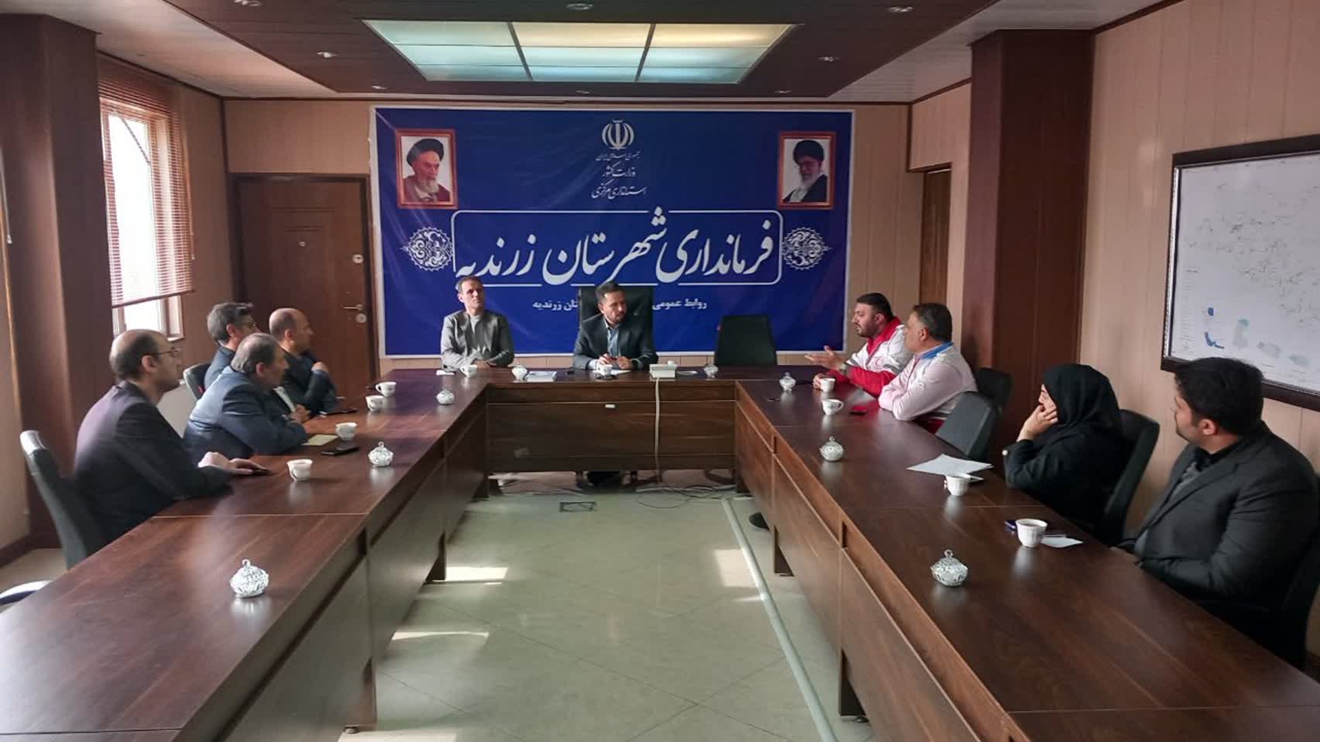 جلسه هماهنگی مانور زلزله با شعار «مدرسه ایمن، جامعه تاب‌آور» در فرمانداری زرندیه برگزار شد