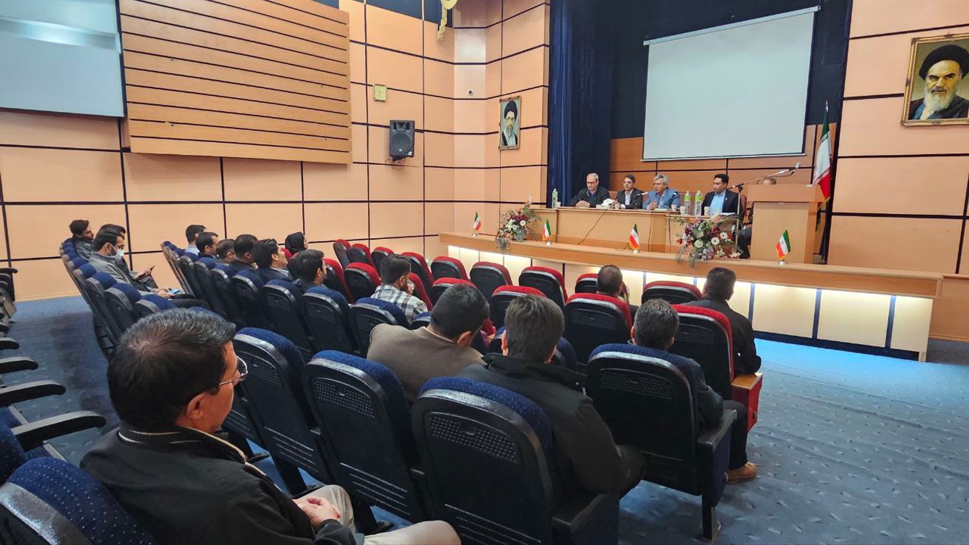 جلسه بررسی روند اجرای پروژه‌های نیروگاه‌های خورشیدی در روستا ها برگزار شد