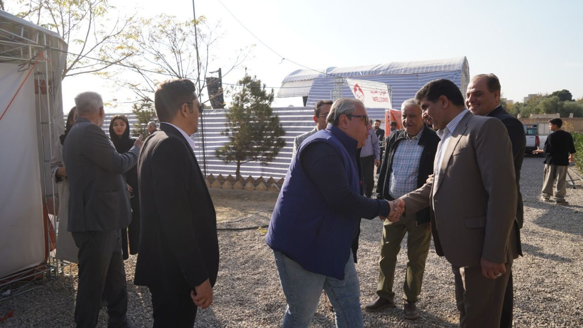 دکتر سید مهدی حسینی معاون استاندار و فرماندار ویژه شهرستان ساوه به همراه درودگر دادستان استان از روند برگزاری جشنواره انار در دومین روز فعالیت خود، بازدید کرد.