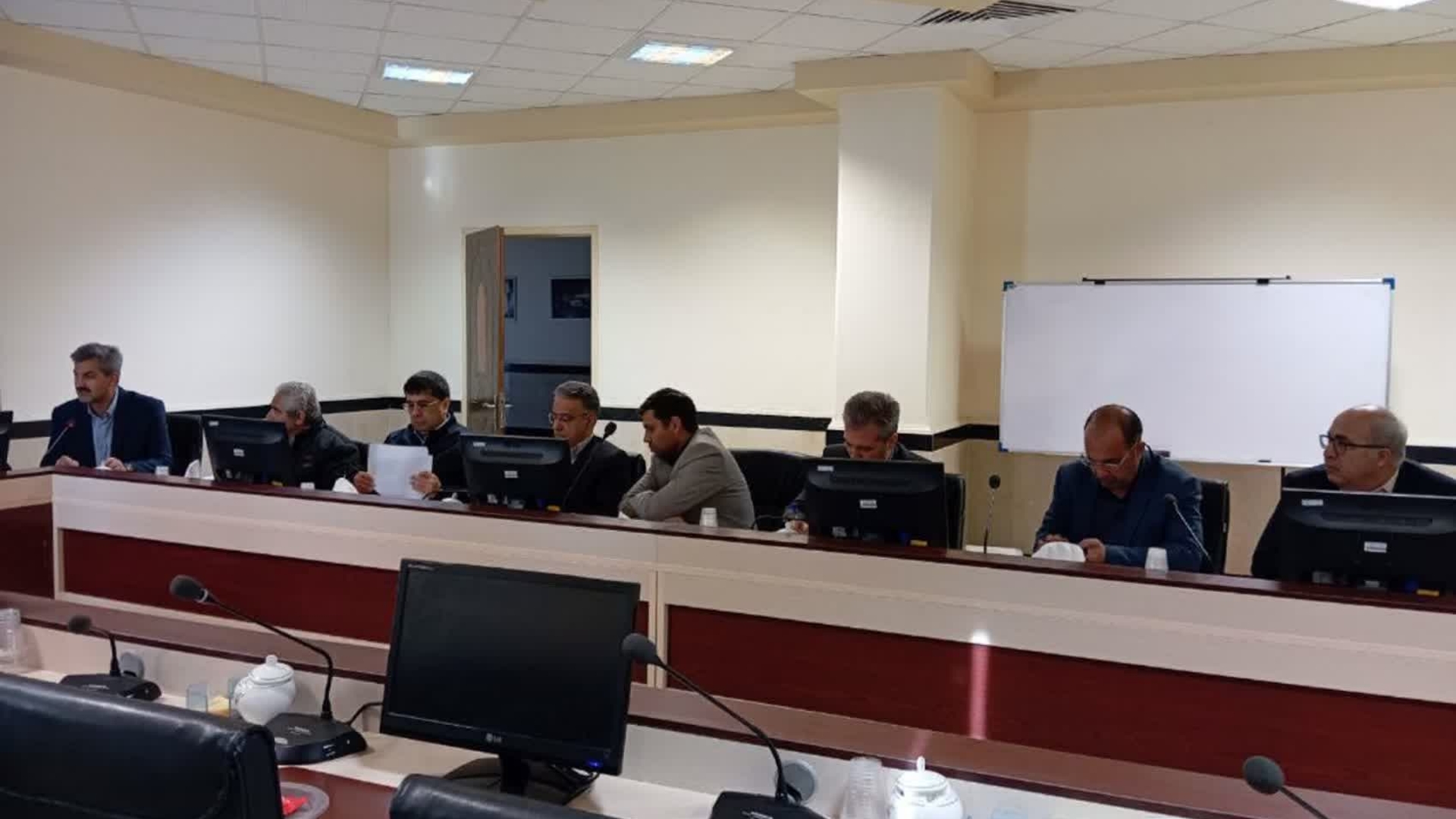 جلسه بررسی وضعیت تولید انرژی خورشیدی در ادارات استان برگزار شد.