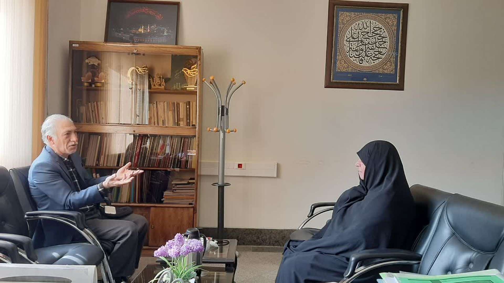 دیدار آقای مهدوی نویسنده کتاب سودابه (درحوزه آسیب های اجتماعی خانواده) بامفتح زاده مدیرکل امورزنان و خانواده استانداری