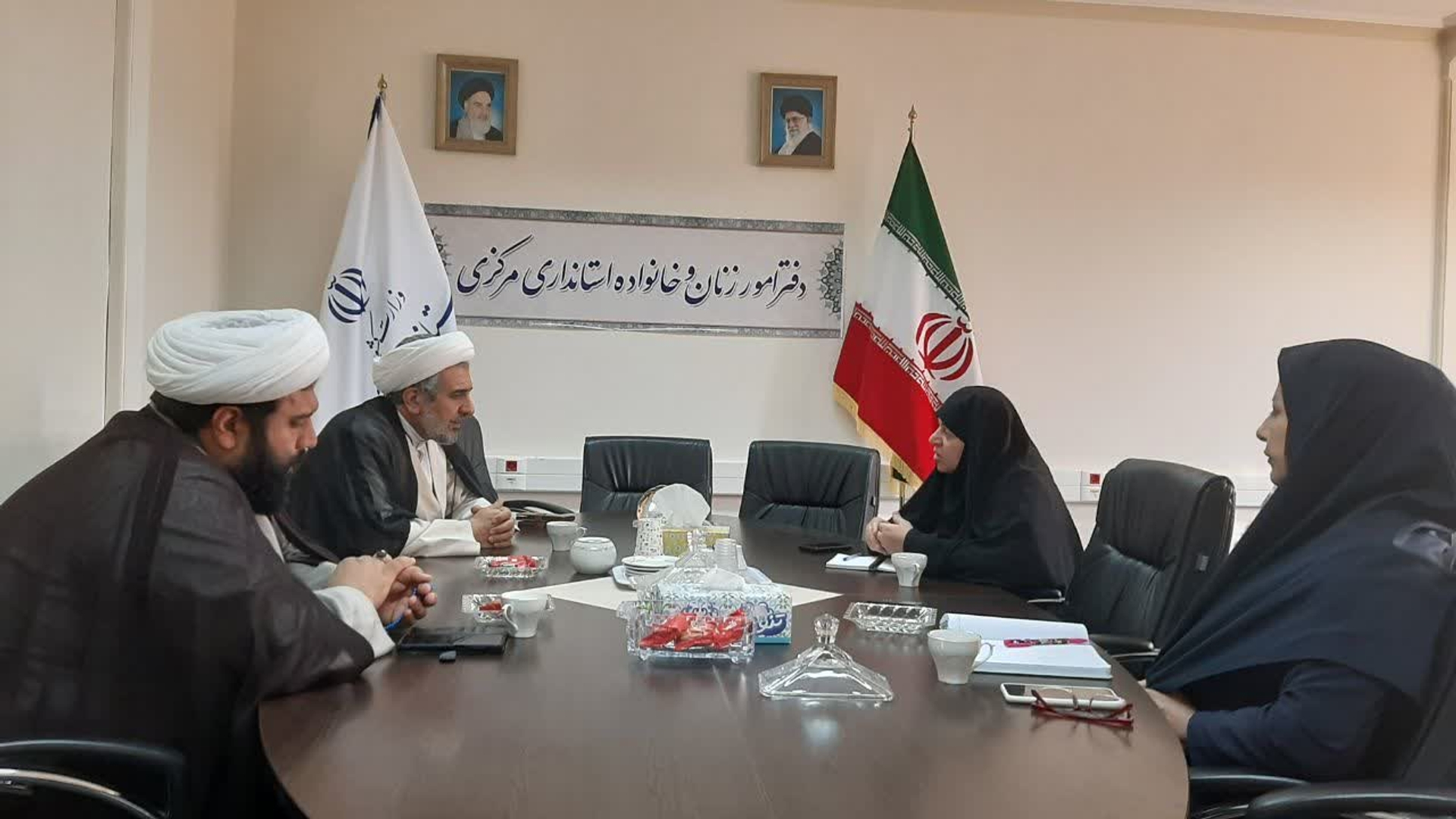 جلسه بررسی طرح اقتصادی ویژه بانوان که منجر به تحکیم خانواده وکاهش آسیبهای اجتماعی می شود وراهکارهای جذب واقف برای اجرای آن به ریاست مفتح زاده مدیرکل امورزنان وخانواده استانداری باحضور حجج اسلام عرفانی وشاملو ( معاون وکارشناس اداره کل اوقاف) وکارشناس اقتصادی دفترتشکیل شد.

دوشنبه ۱۰ آذر۱۴۰۴