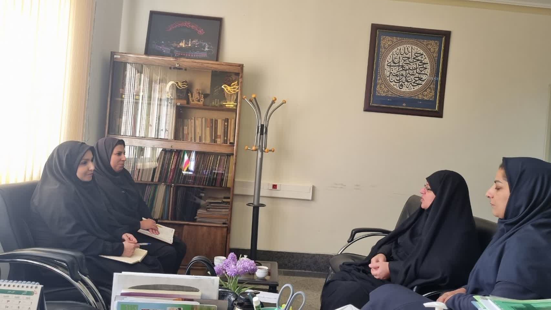 جلسه هم اندیشی و تبادل نظر پیرامون بسترهای آموزش ومشاوره و ایجاد کسب وکارهای خردومشاغل خانگی بانوان به ریاست مفتح زاده مدیرکل امورزنان وخانواده استانداری باحضور سمیه شبرو مدیرعامل هلدینگ آیریک شبرو ،جمشیدی از اداره کل پست و نحوی کارشناس اقتصادی دفتر امور زنان و خانواده   برگزار شد .