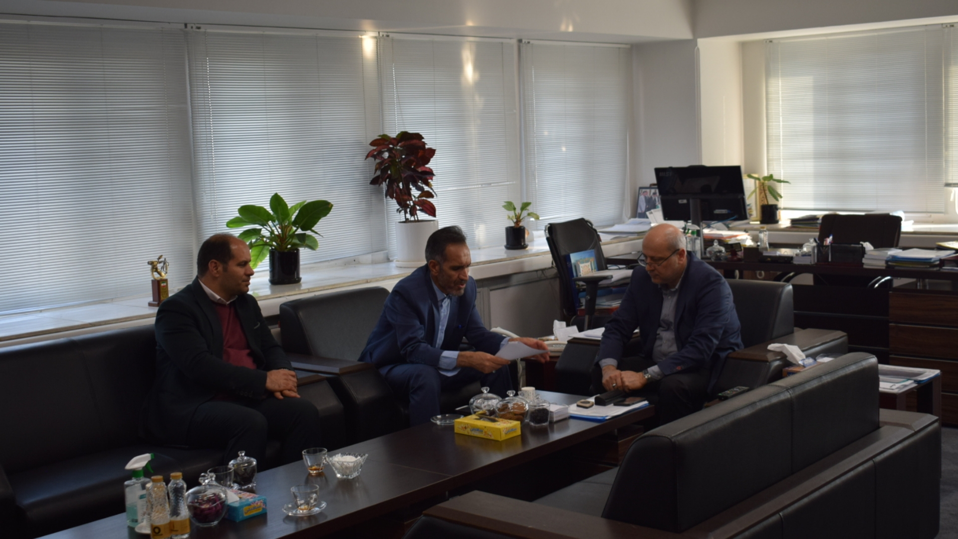 نشست فرماندار و نماینده مردم خمین در مجلس با معاون معاون توسعه مدیریت و منابع وزارت ورزش و جوانان برگزار شد