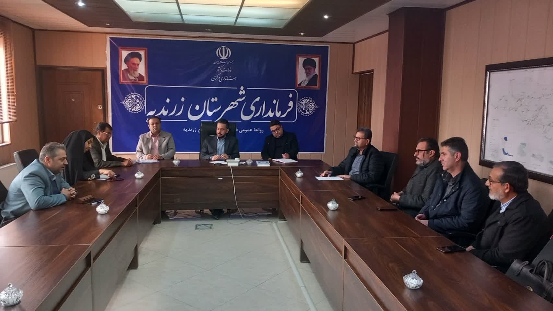 جلسه بررسی مشکلات شرکت روشن شیمی در فرمانداری زرندیه برگزار شد